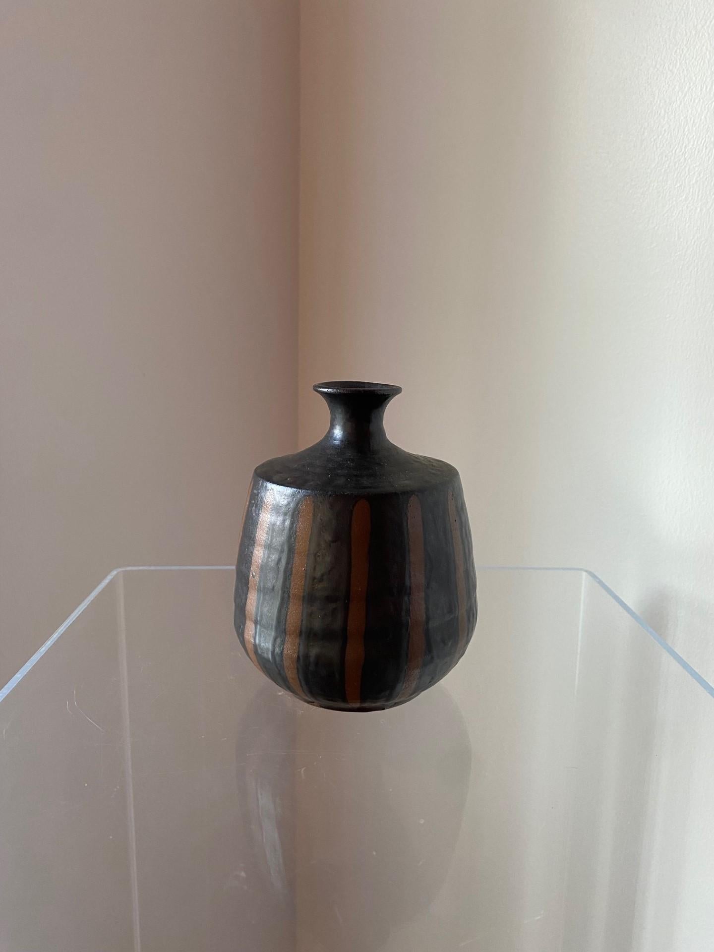 Magnifique vase en céramique de grès par creative decorative co inc, fabriqué au Japon. Signé sans éclats ni fissures.   Une belle pièce, intemporelle et unique.