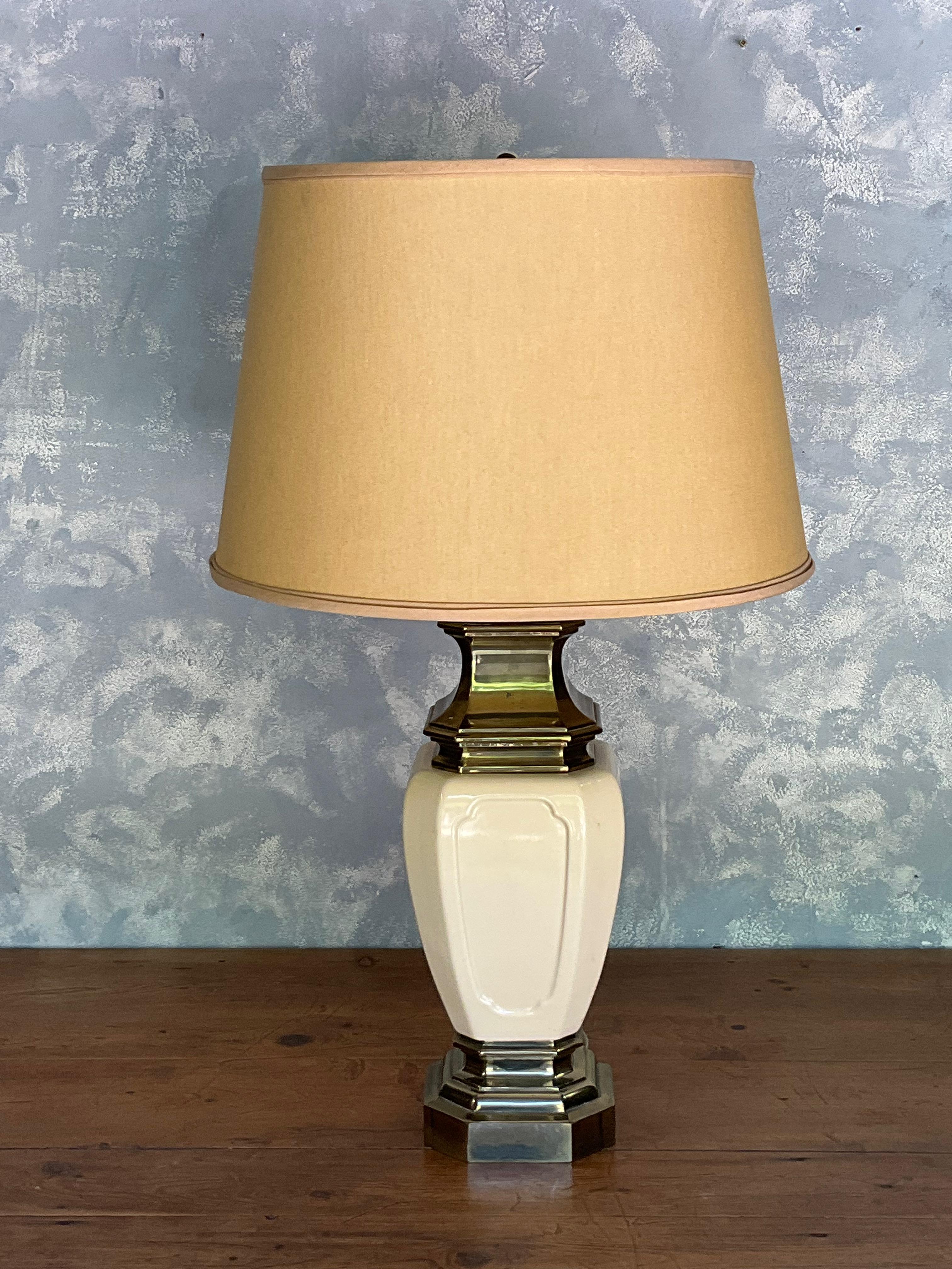 Presenting an American 1950s Stiffel cream colored ceramic lamp, elegantly mounted on a handsome stepped brass base. This lamp has recently been rewired to ensure optimal functionality. Please note that a shade is not included. The dimensions of