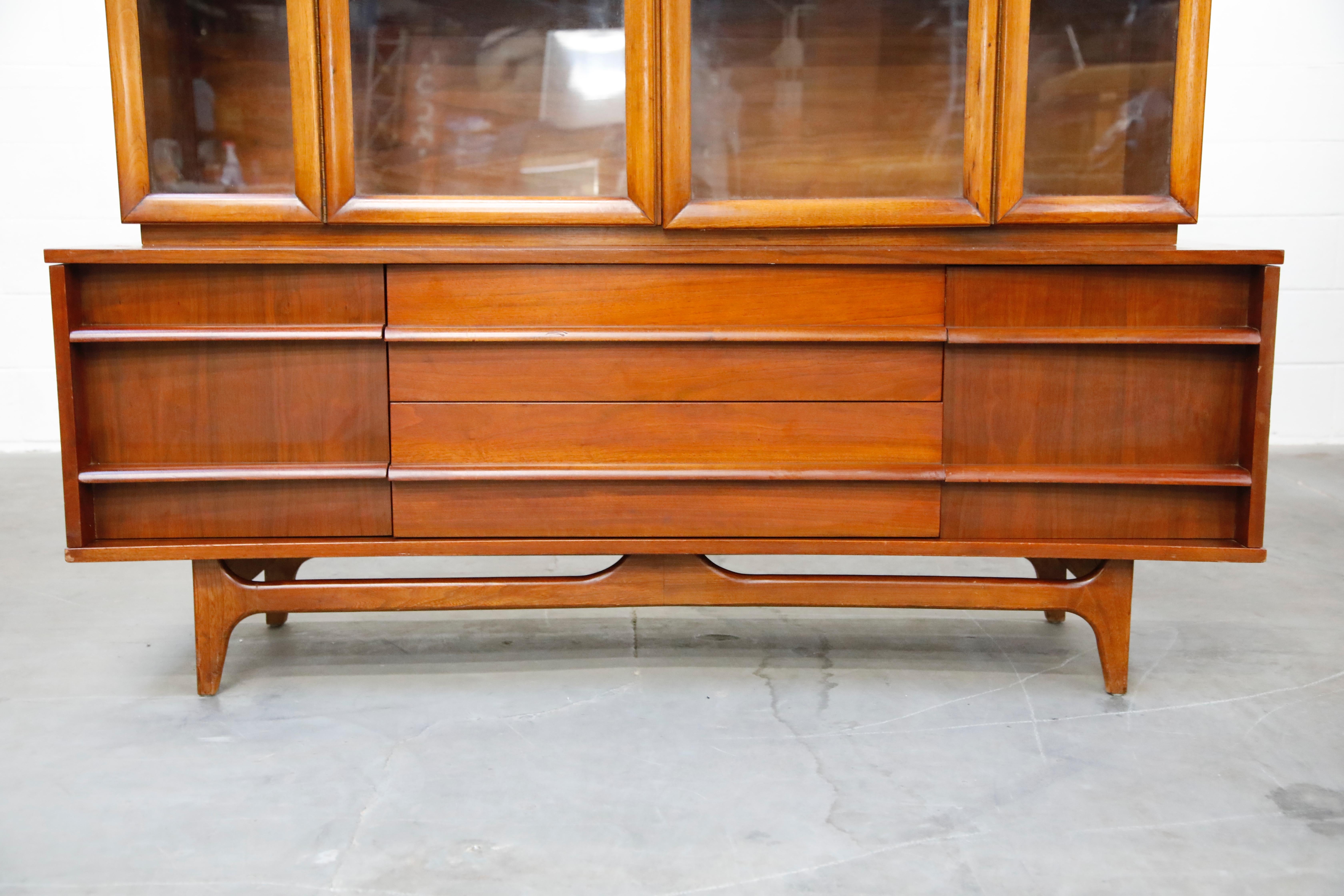 American Mid-Century Modern China Display Cabinet, circa 1950s 3