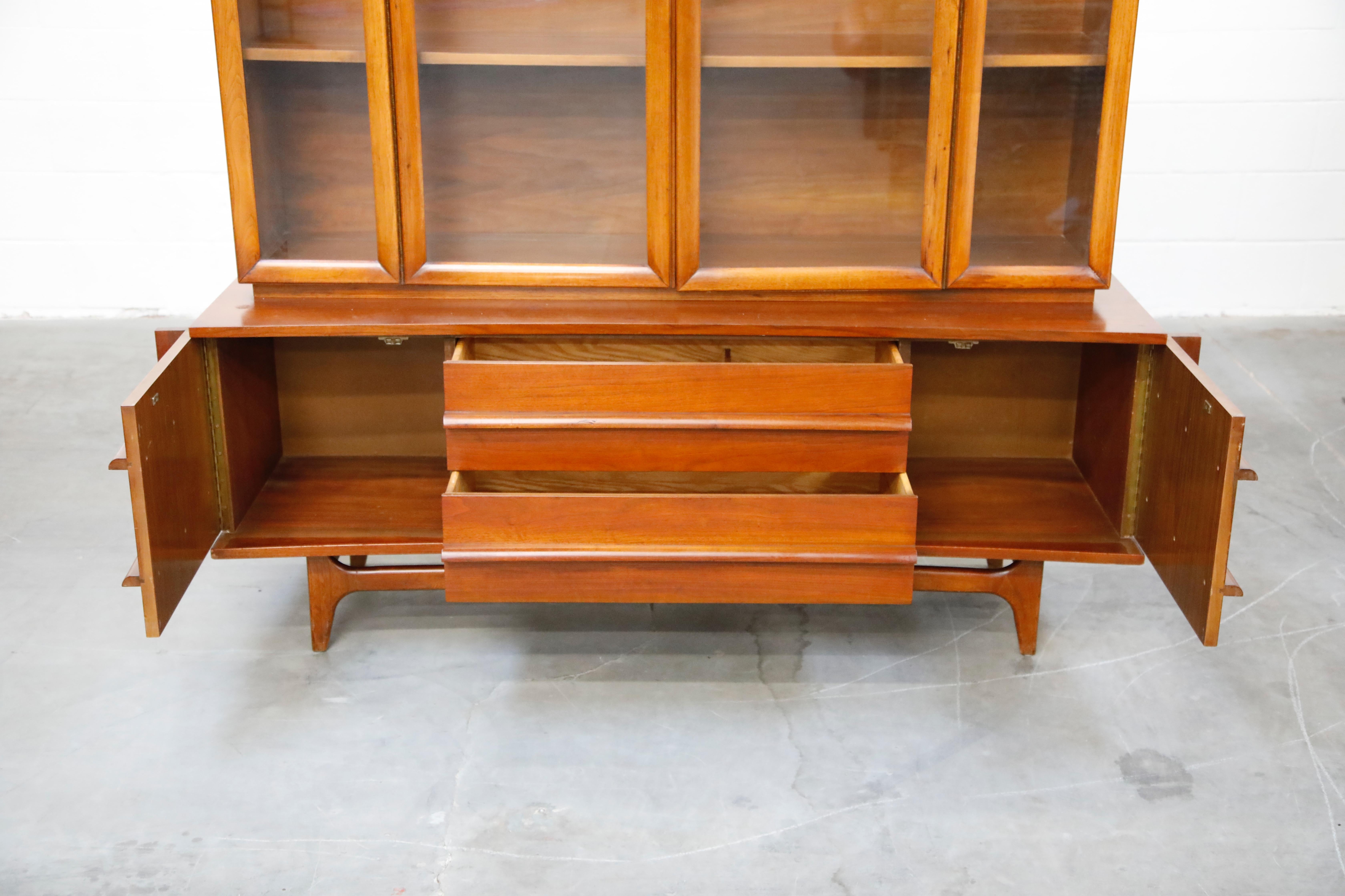American Mid-Century Modern China Display Cabinet, circa 1950s 4
