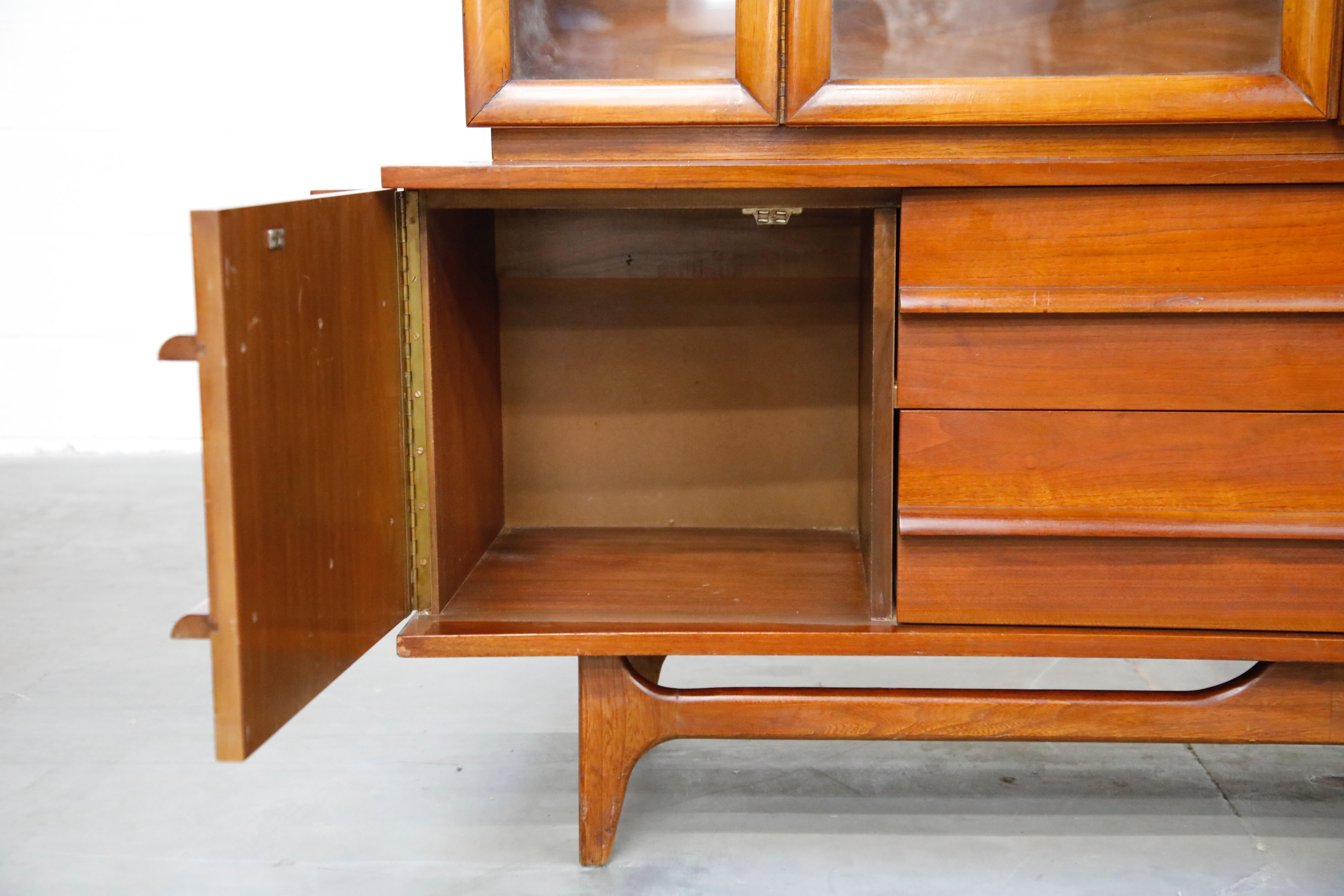 American Mid-Century Modern China Display Cabinet, circa 1950s 5