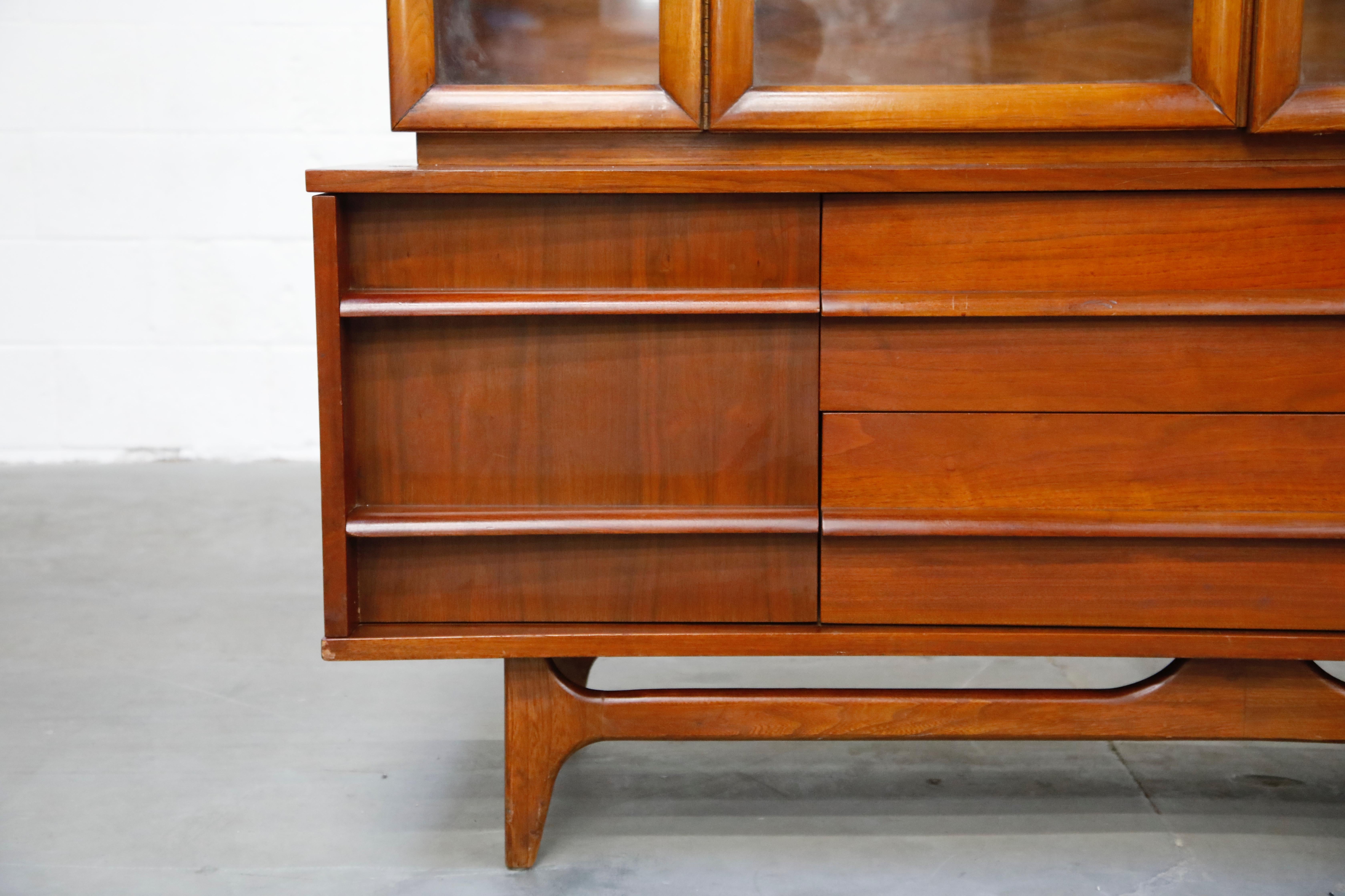 American Mid-Century Modern China Display Cabinet, circa 1950s 6