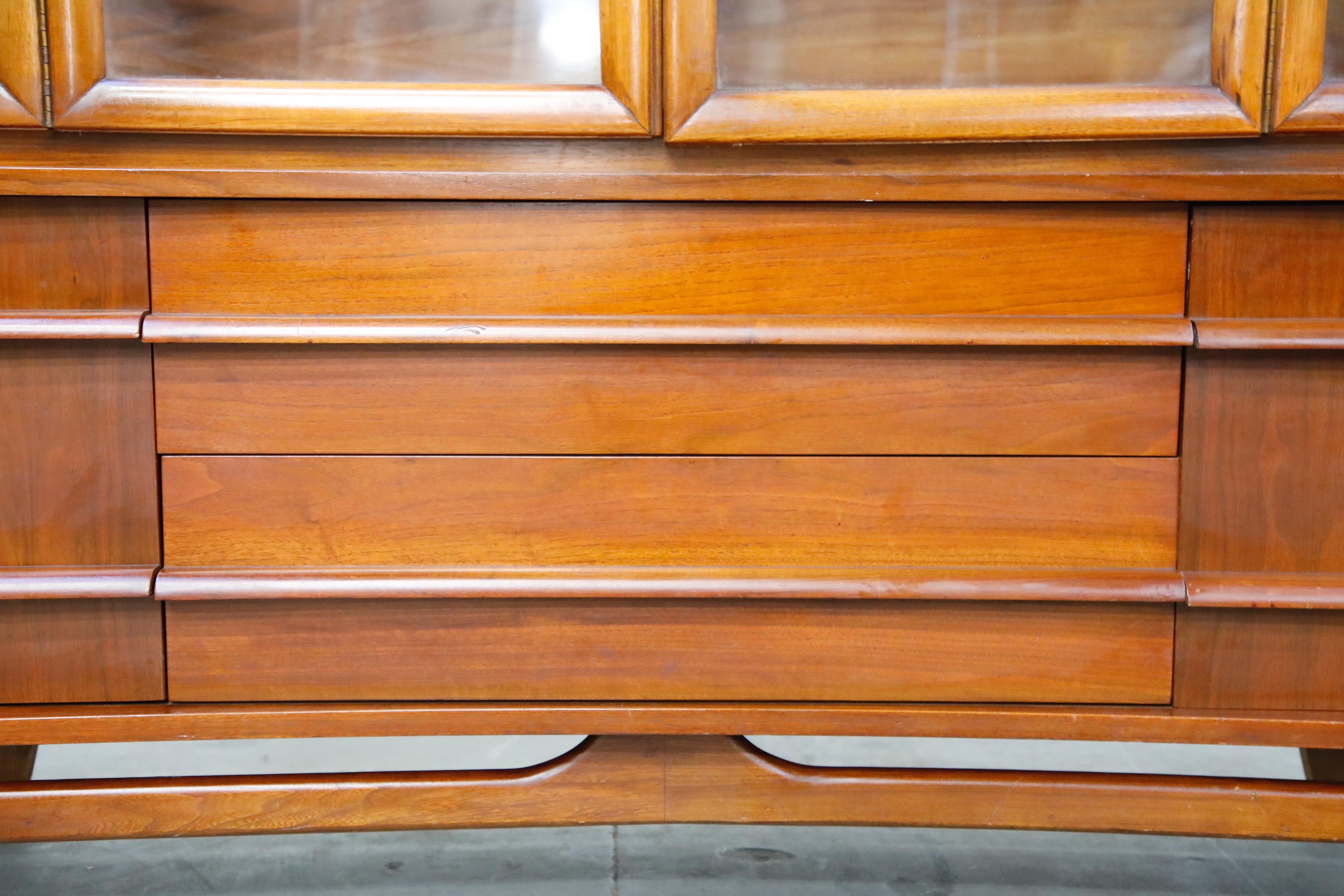 American Mid-Century Modern China Display Cabinet, circa 1950s 7