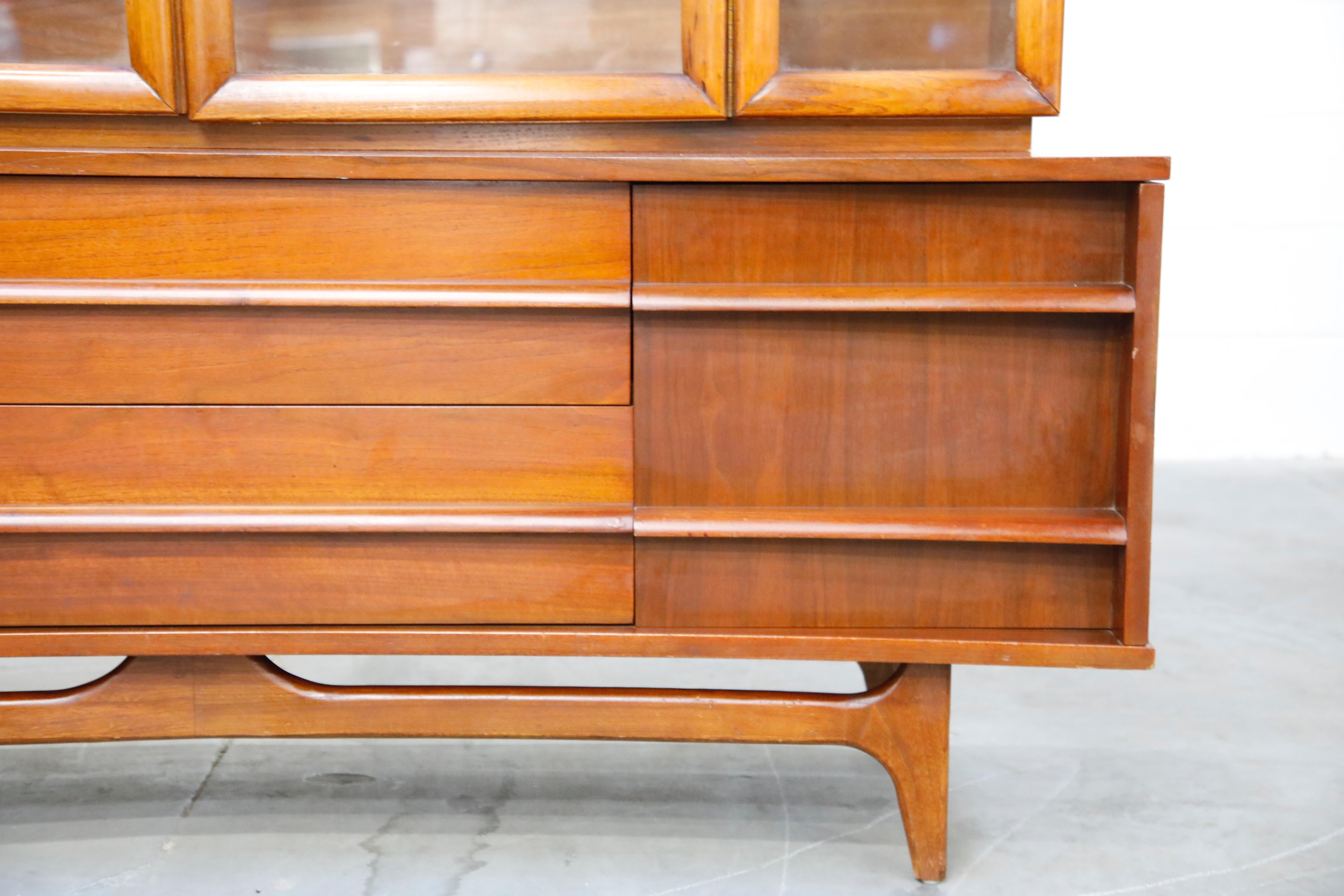 American Mid-Century Modern China Display Cabinet, circa 1950s 8