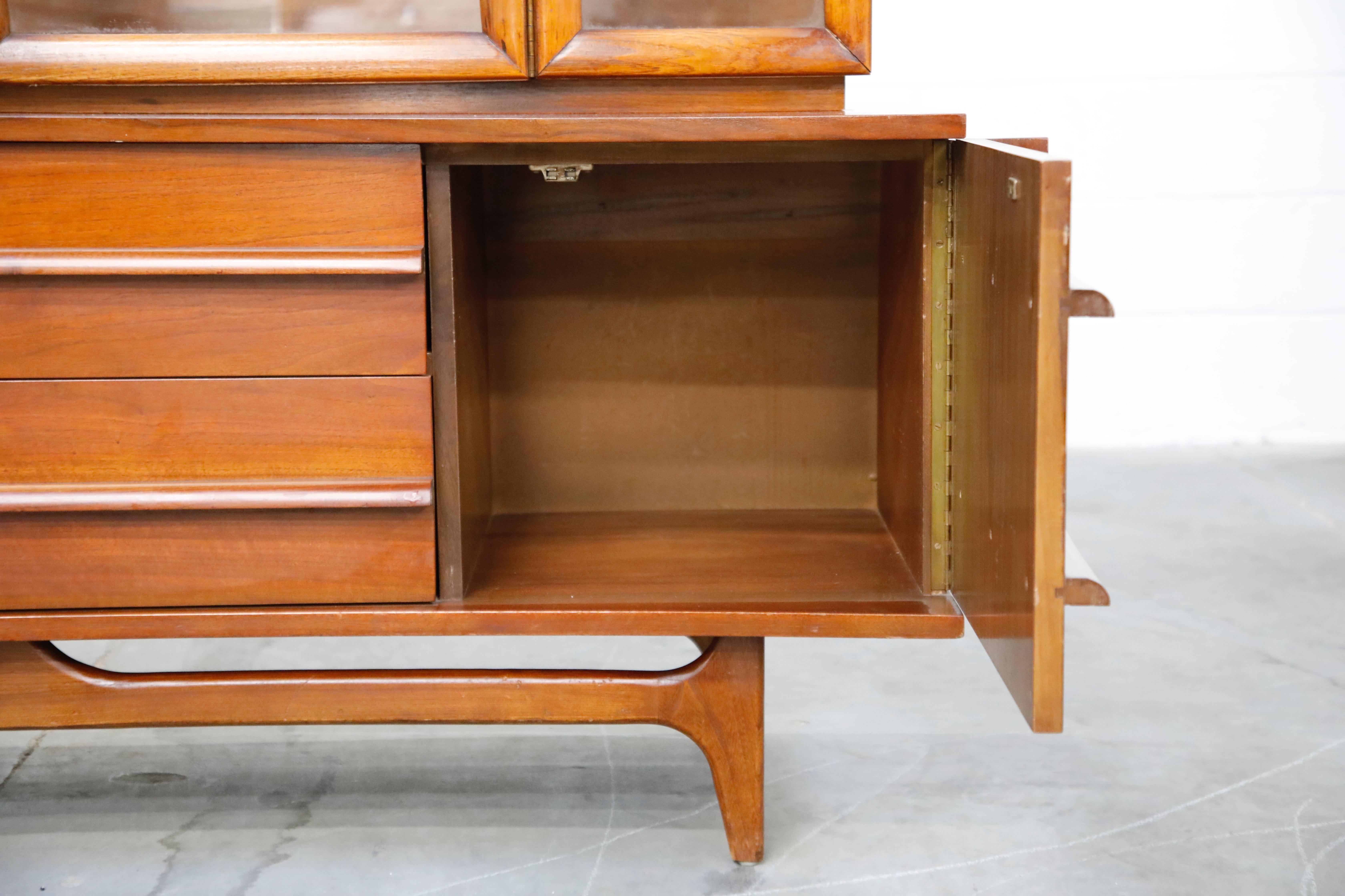 American Mid-Century Modern China Display Cabinet, circa 1950s 9