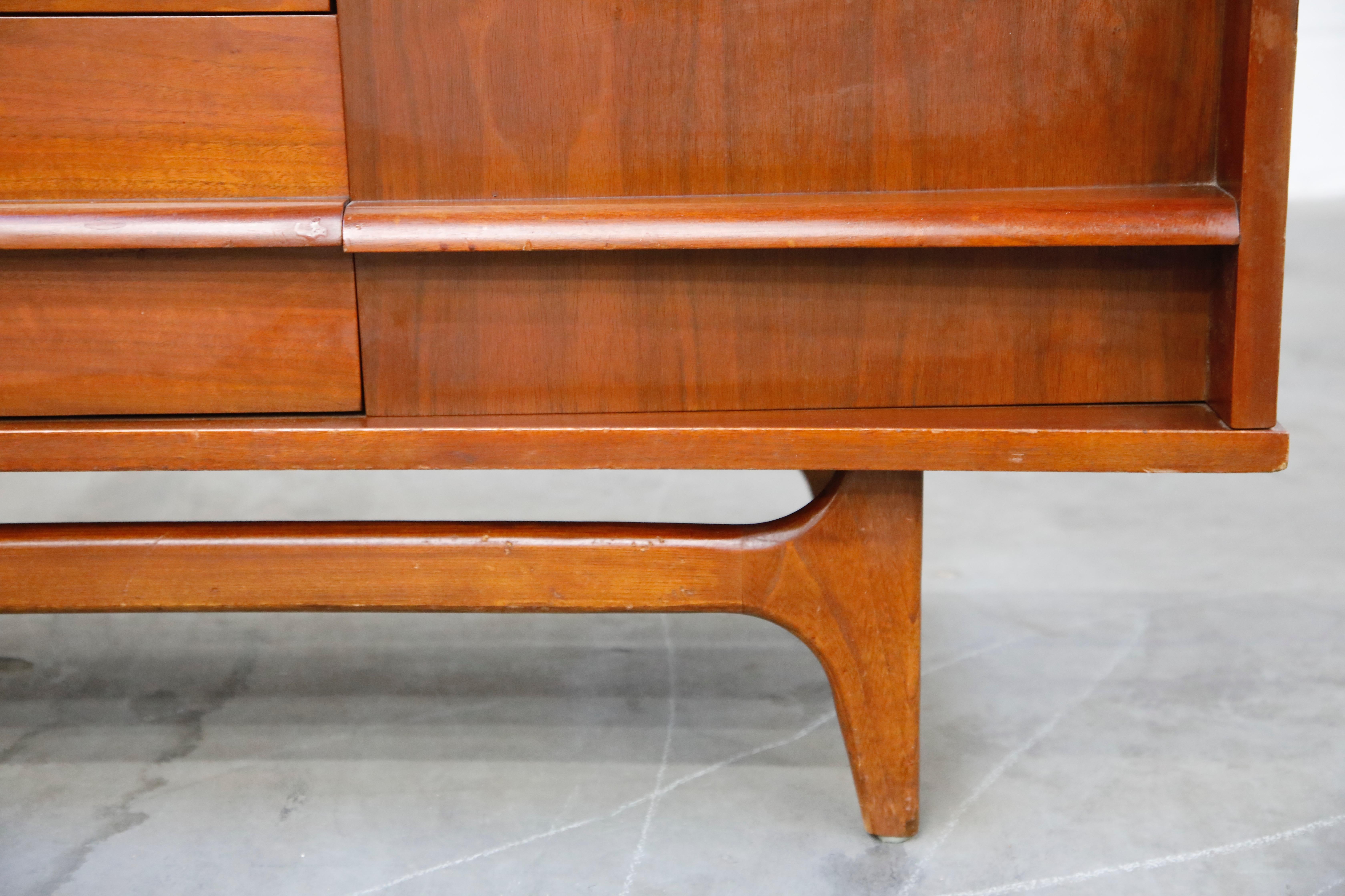 American Mid-Century Modern China Display Cabinet, circa 1950s 11