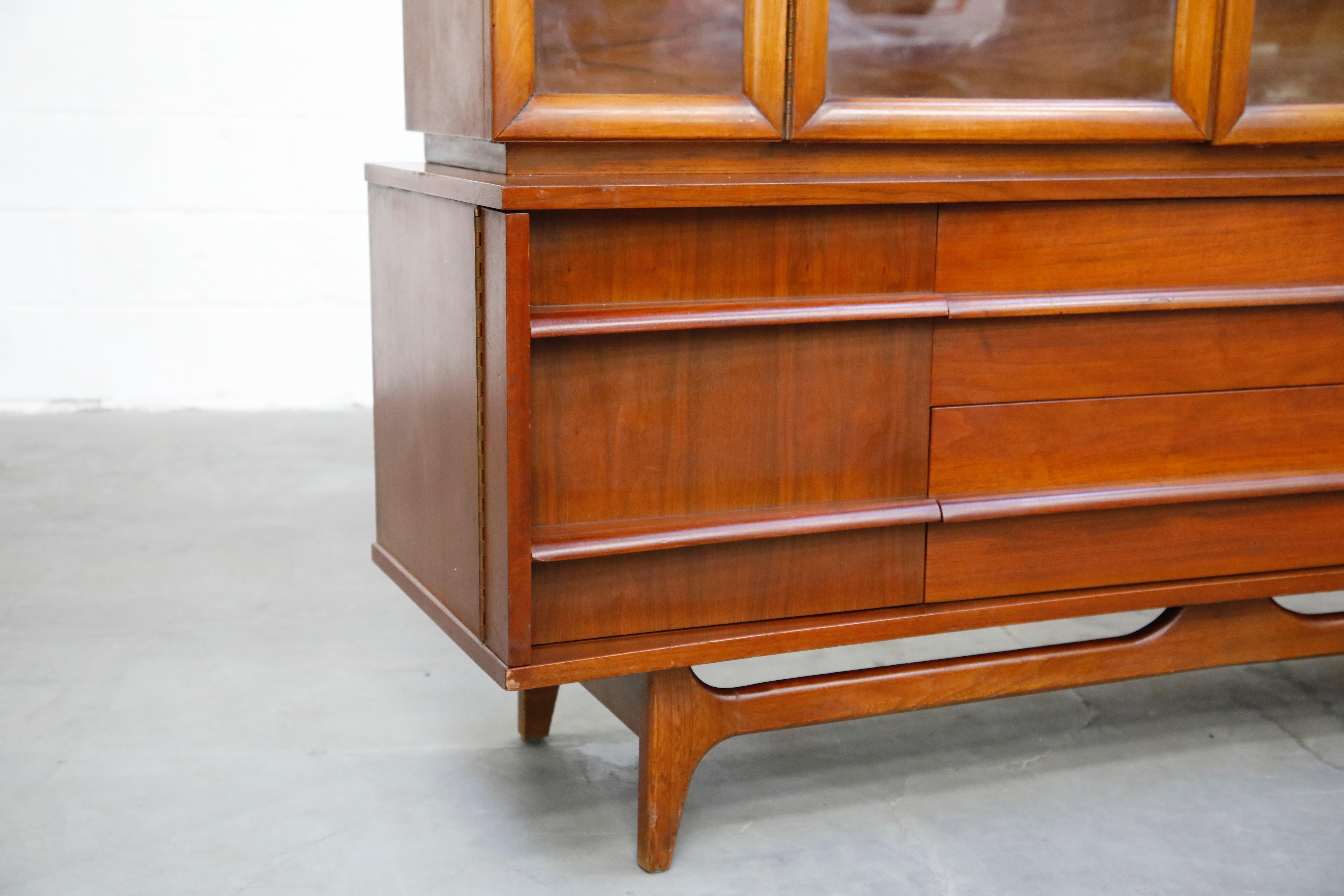 American Mid-Century Modern China Display Cabinet, circa 1950s In Good Condition In Los Angeles, CA
