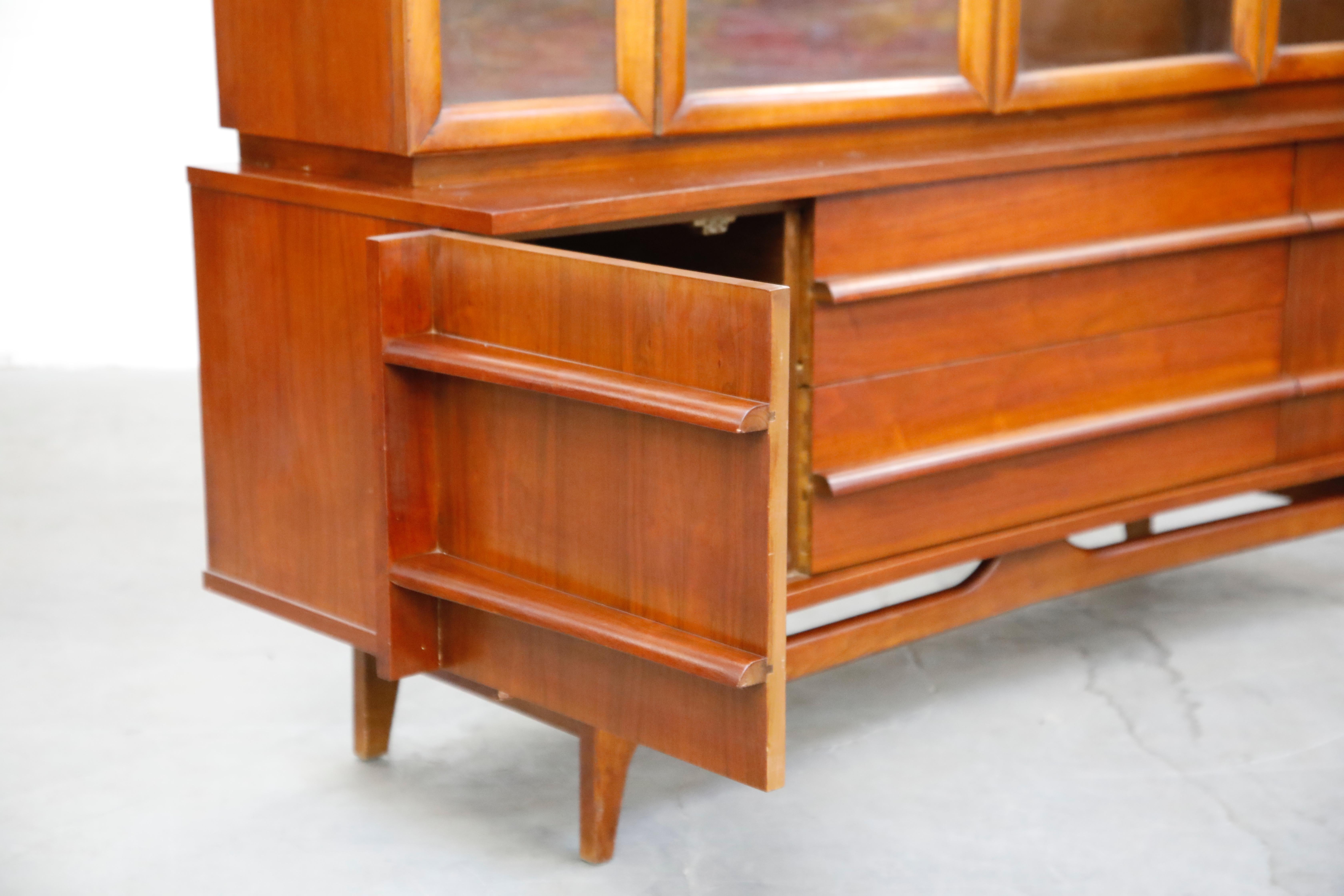 20th Century American Mid-Century Modern China Display Cabinet, circa 1950s