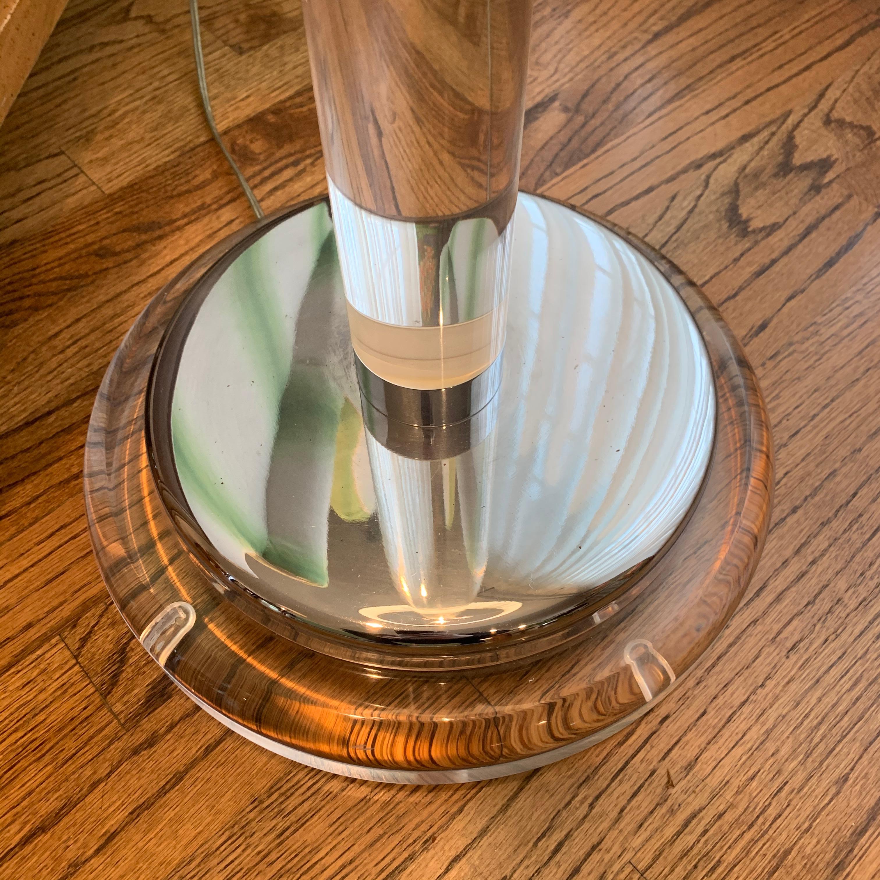 Lampada da terra a colonna in lucite e cromo moderna del metà secolo in vendita 8