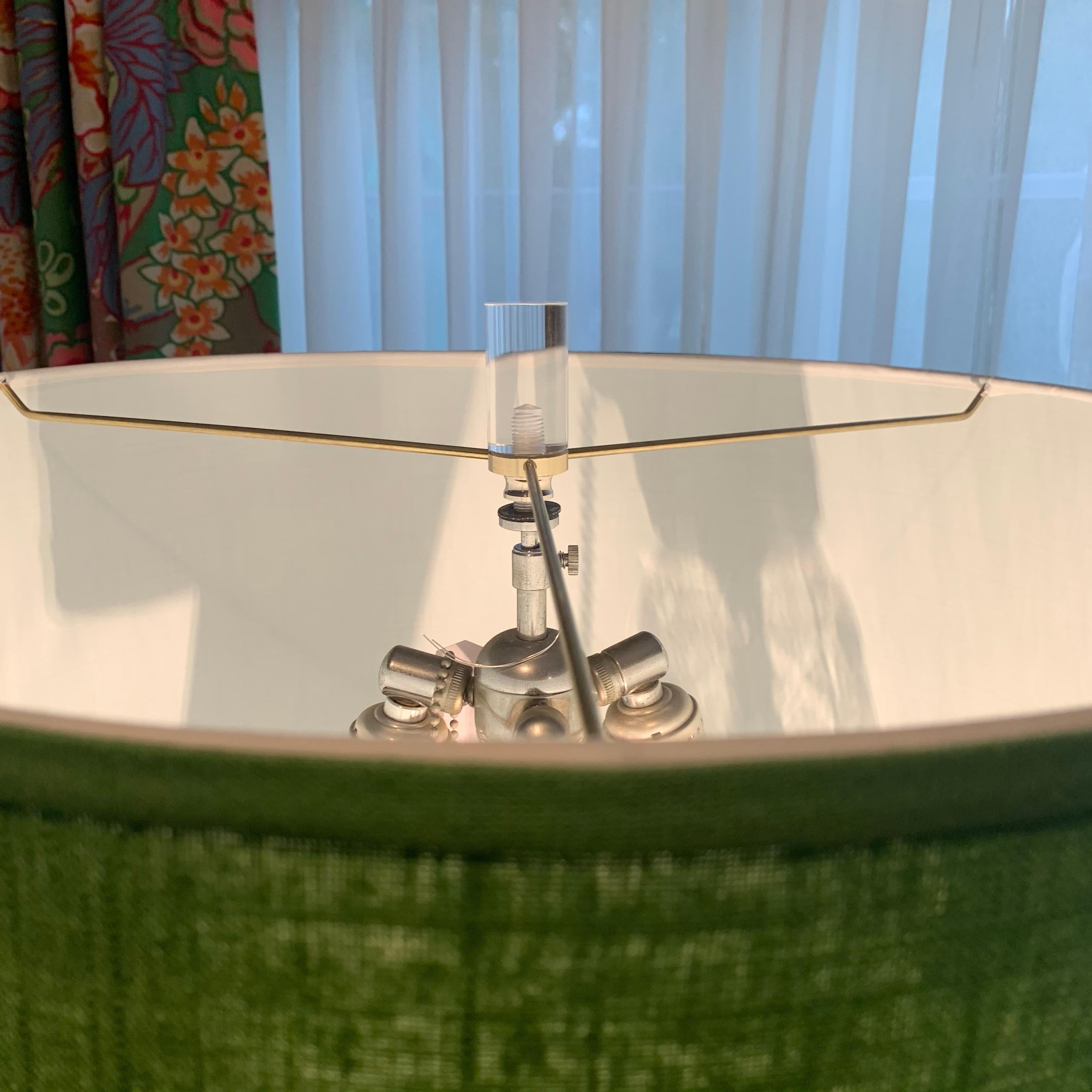 Lampada da terra a colonna in lucite e cromo moderna del metà secolo in vendita 10