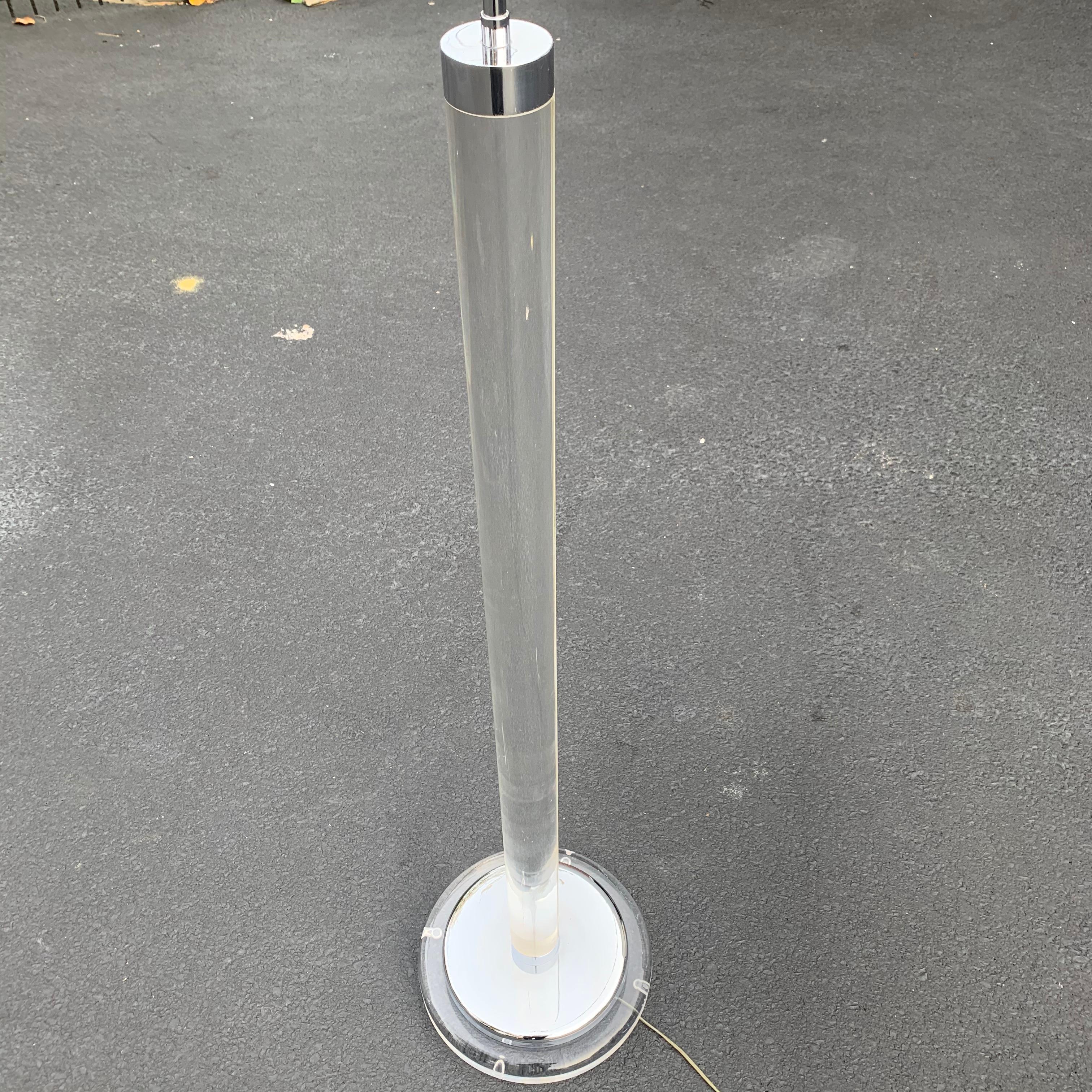 XX secolo Lampada da terra a colonna in lucite e cromo moderna del metà secolo in vendita