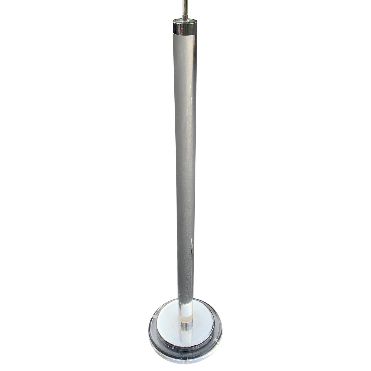 Americano Lampada da terra a colonna in lucite e cromo moderna del metà secolo in vendita
