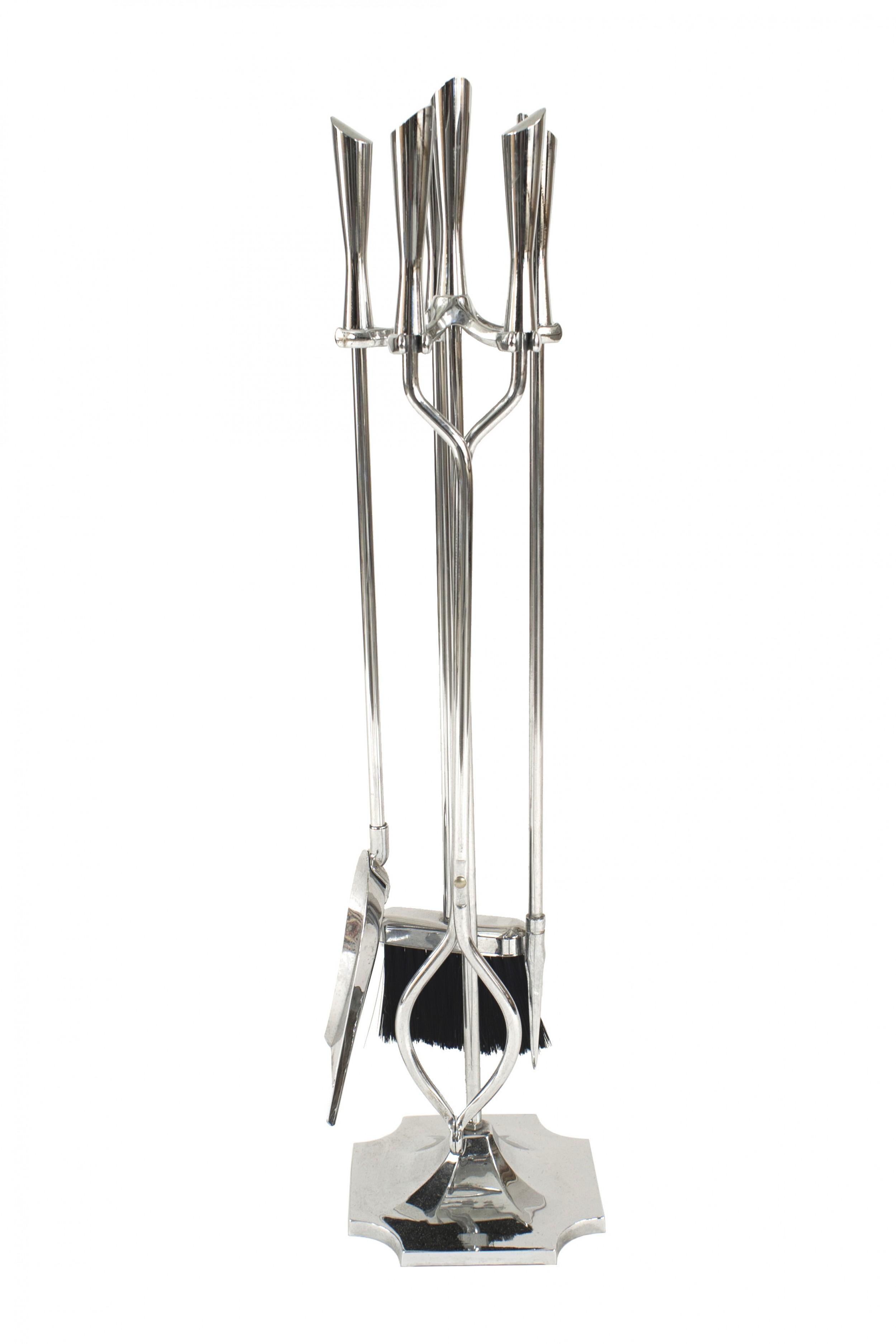 Ensemble de 4 outils à feu chromés de style moderne américain du milieu du siècle, sur un support assorti.