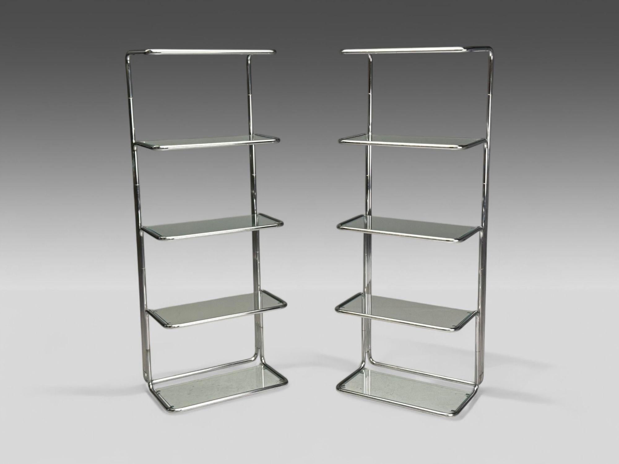 Mid-Century Modern americano, Cromo, Vetro, Etageres, Scaffalature, Stati Uniti, anni '70

Coppia di etageres o scaffali moderni americani progettati e prodotti negli Stati Uniti nella seconda metà del XX secolo. Ogni esemplare ha una struttura