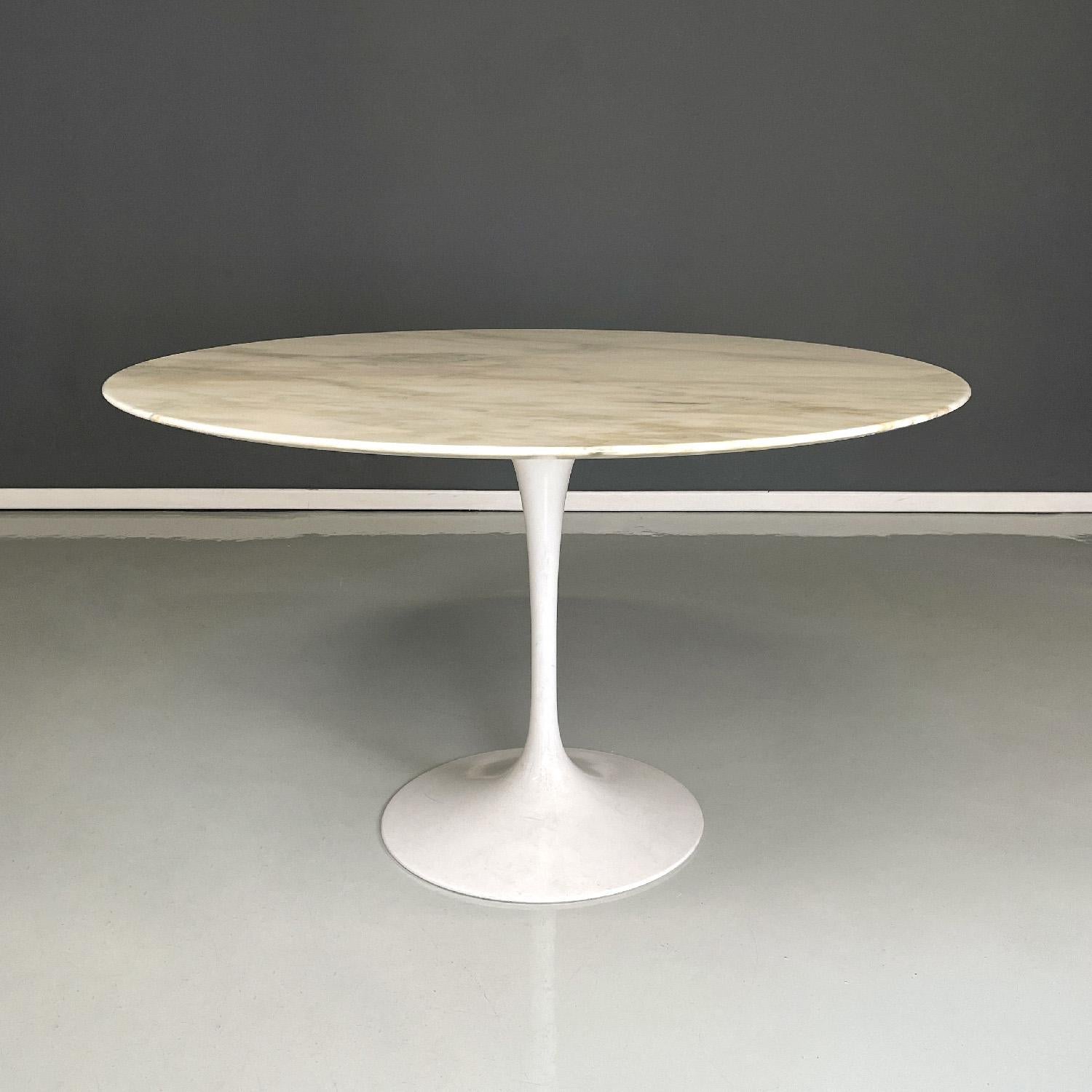 American mid-century modern dining table Tulip by Eero Saarinen for Knoll, 1960s
Dining table mod. Tulip with round top in white marble. The base is composed of a central paw in white painted metal which widens when it rests on the ground.
Made by