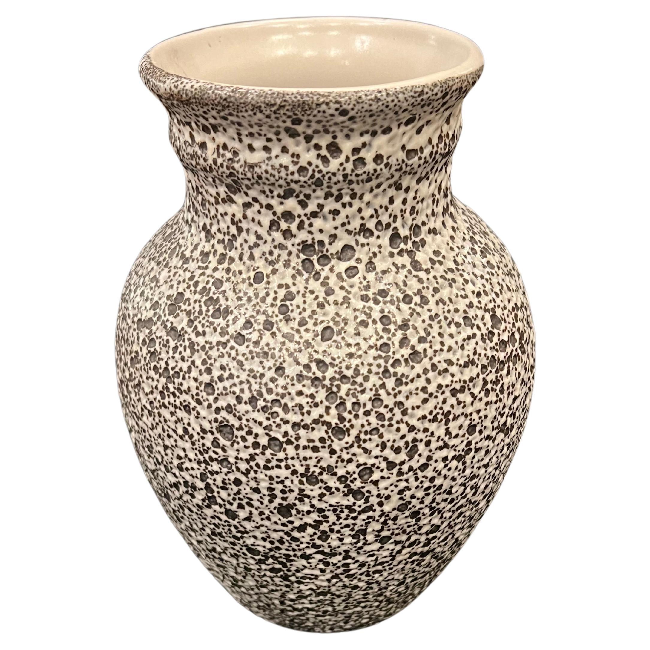 Vintage Mid-Century Modern Douglas Ferguson Pigeon Forge Pottery - 1960's Vase mit schwarz-weißer Lava-Glasur

Douglas Ferguson Pigeon Forge Pottery schwarz-weiße Vase mit Vulkankraterglasur und Quetschgefäß. Jedes Stück ist in perfektem Zustand,