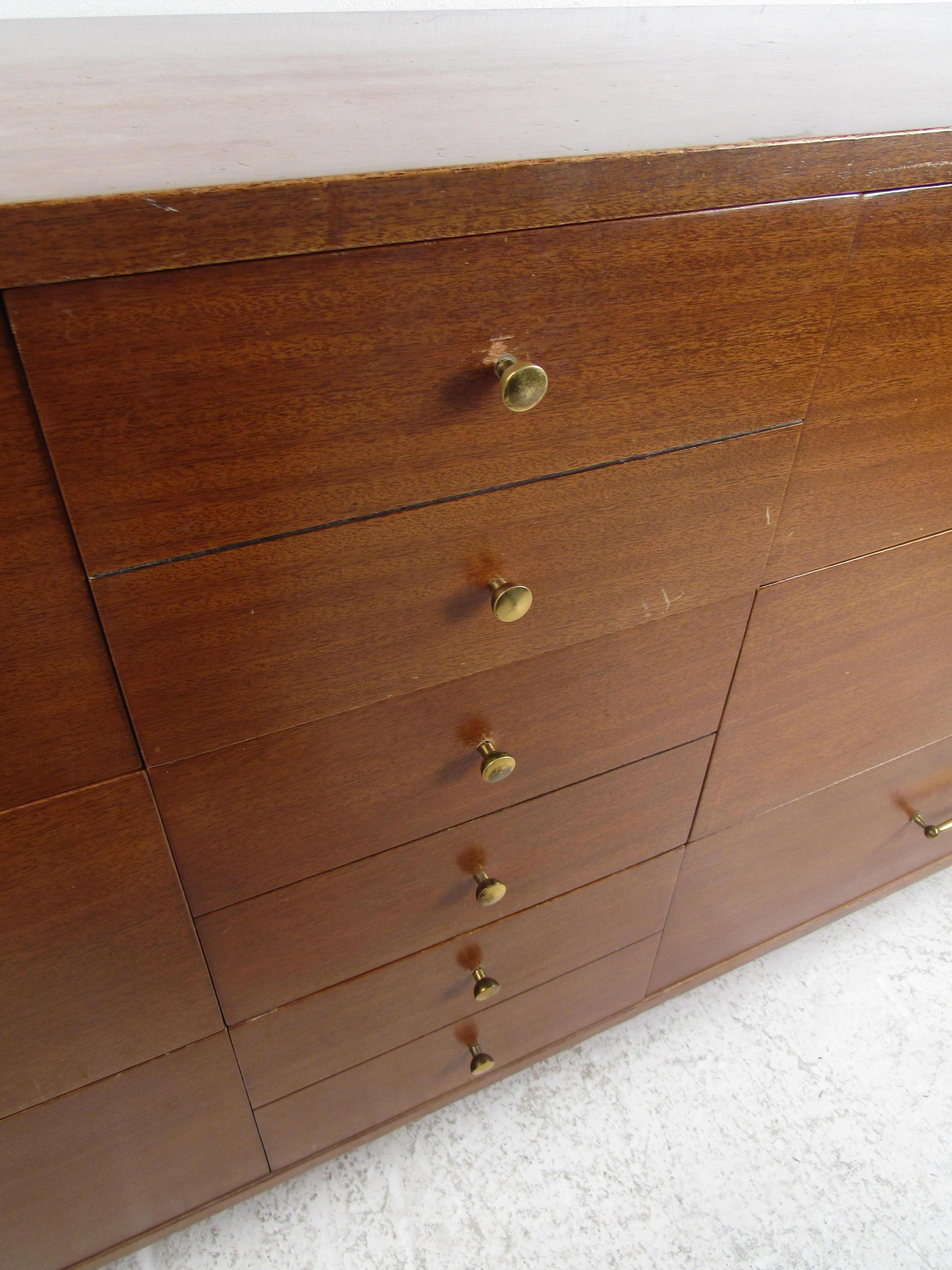 American Mid-Century Modern Dresser by R-Way In Fair Condition For Sale In Brooklyn, NY