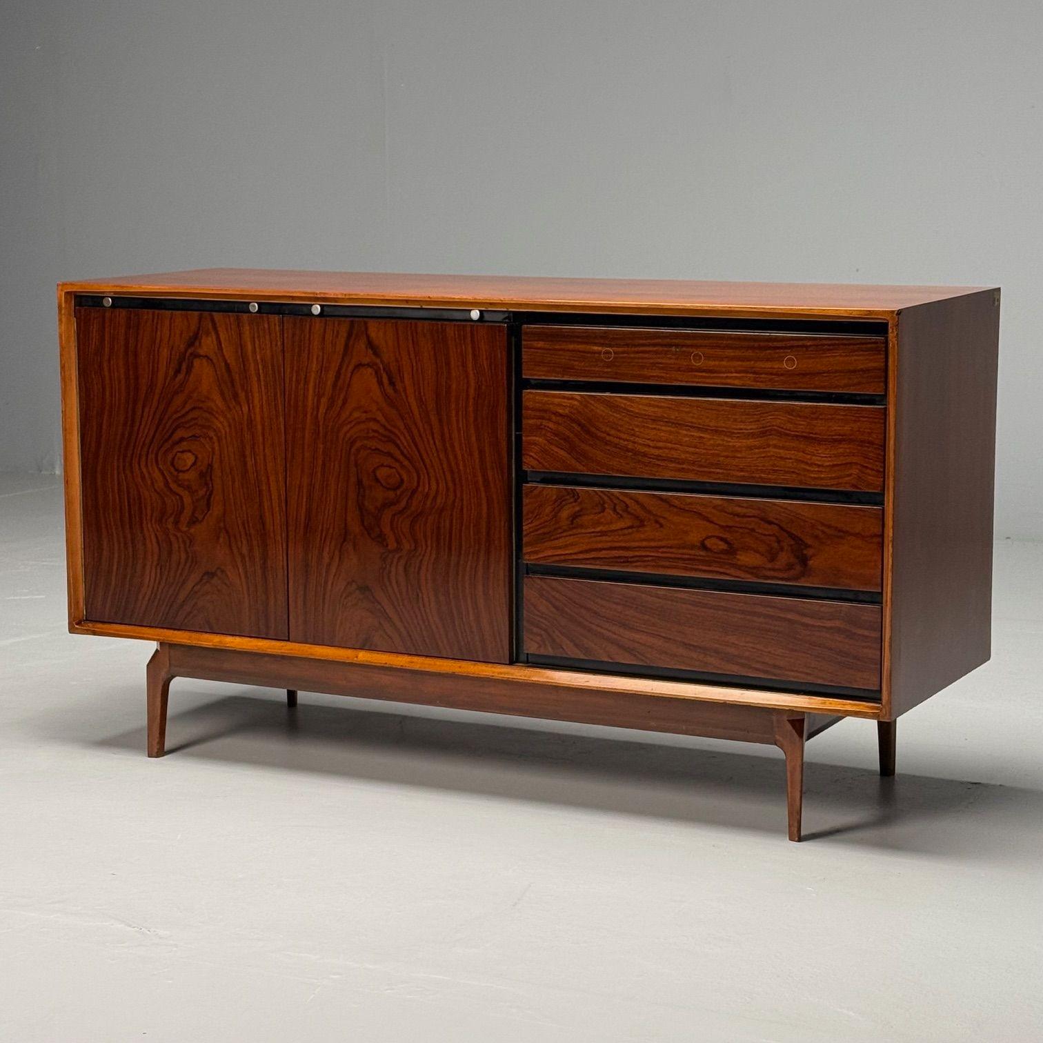 American Mid-Century Modern, Dresser, Rosewood, Walnut, United States, 1950s In Good Condition For Sale In Manhasset, NY