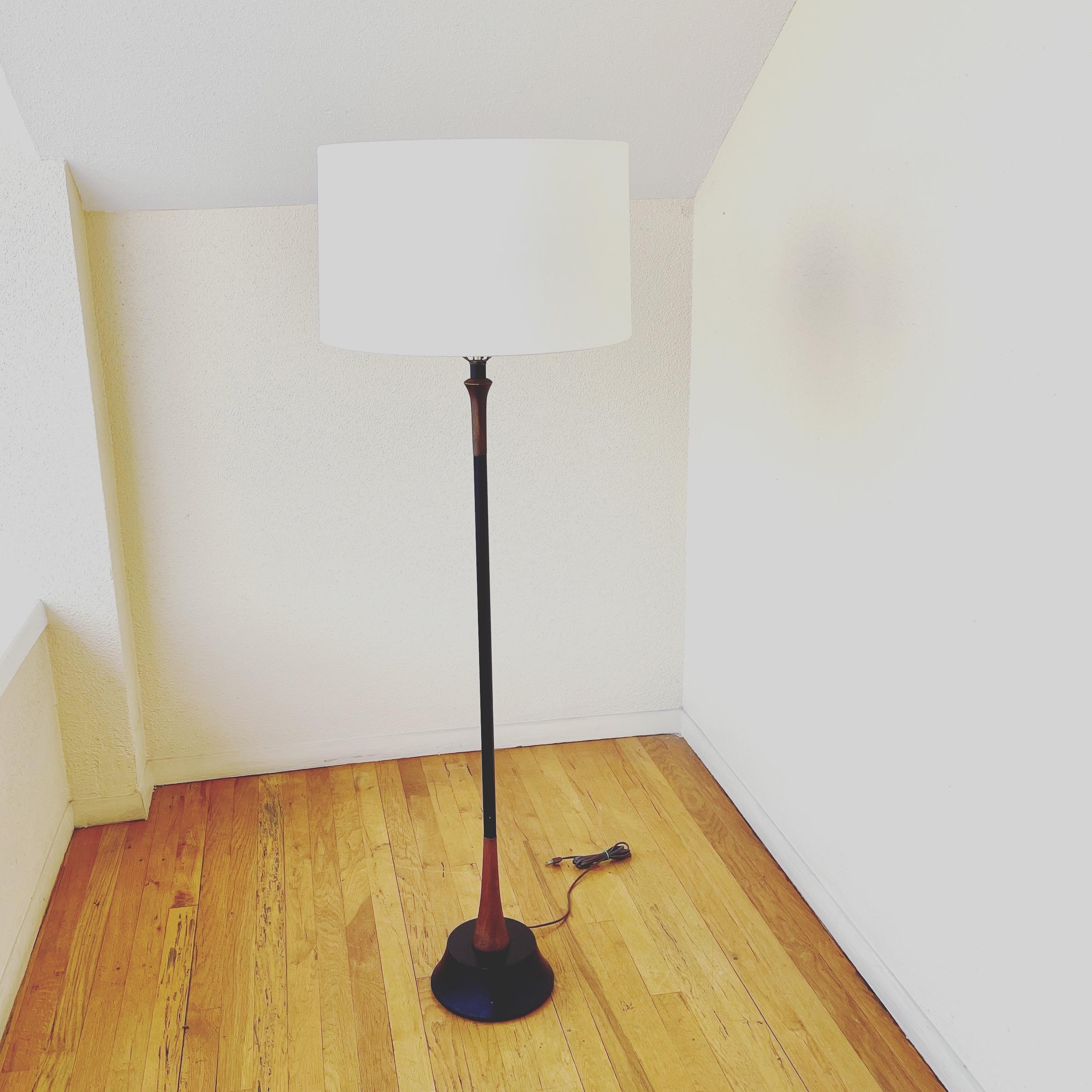 Nice and rare mid-century floor lamp by Laurel lighting company, in walnut base and walnut neck, in perfect working condition 57.5