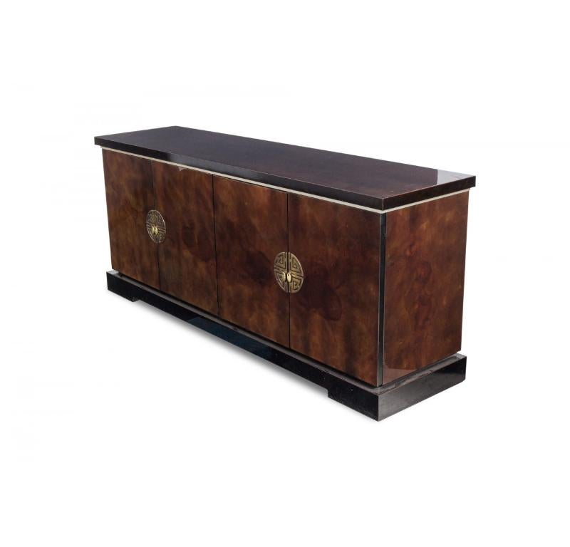 Aparador moderno americano de mediados de siglo (hacia 1960) con una carcasa lacada en marrón moteado con adornos de latón que descansa sobre una base de madera maciza en forma de ménsula con cuatro puertas de armario con dos adornos de medallón de
