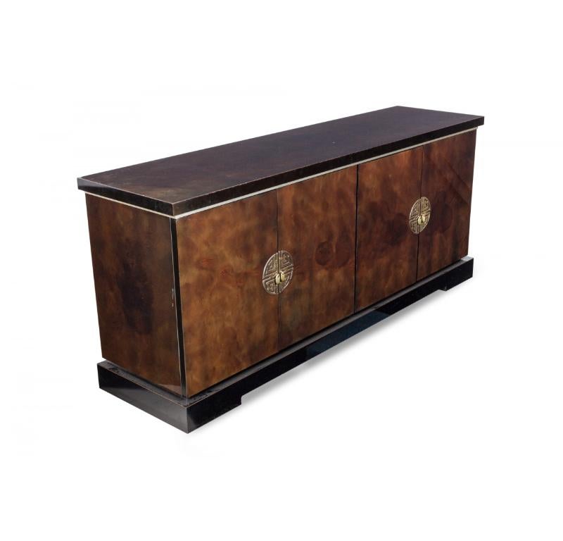 Aparador Americano Moderno de Mitad de Siglo de Cuatro Puertas Lacado (a la manera de James Mont) siglo XX en venta
