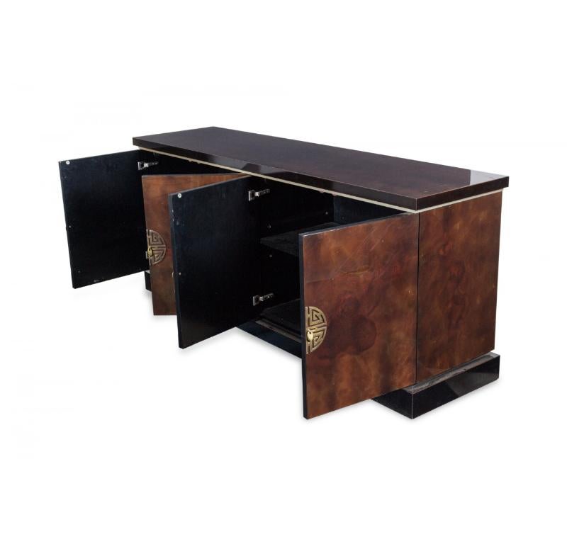 Aparador Americano Moderno de Mitad de Siglo de Cuatro Puertas Lacado (a la manera de James Mont) Metal en venta