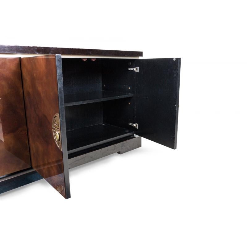 Aparador Americano Moderno de Mitad de Siglo de Cuatro Puertas Lacado (a la manera de James Mont) en venta 2