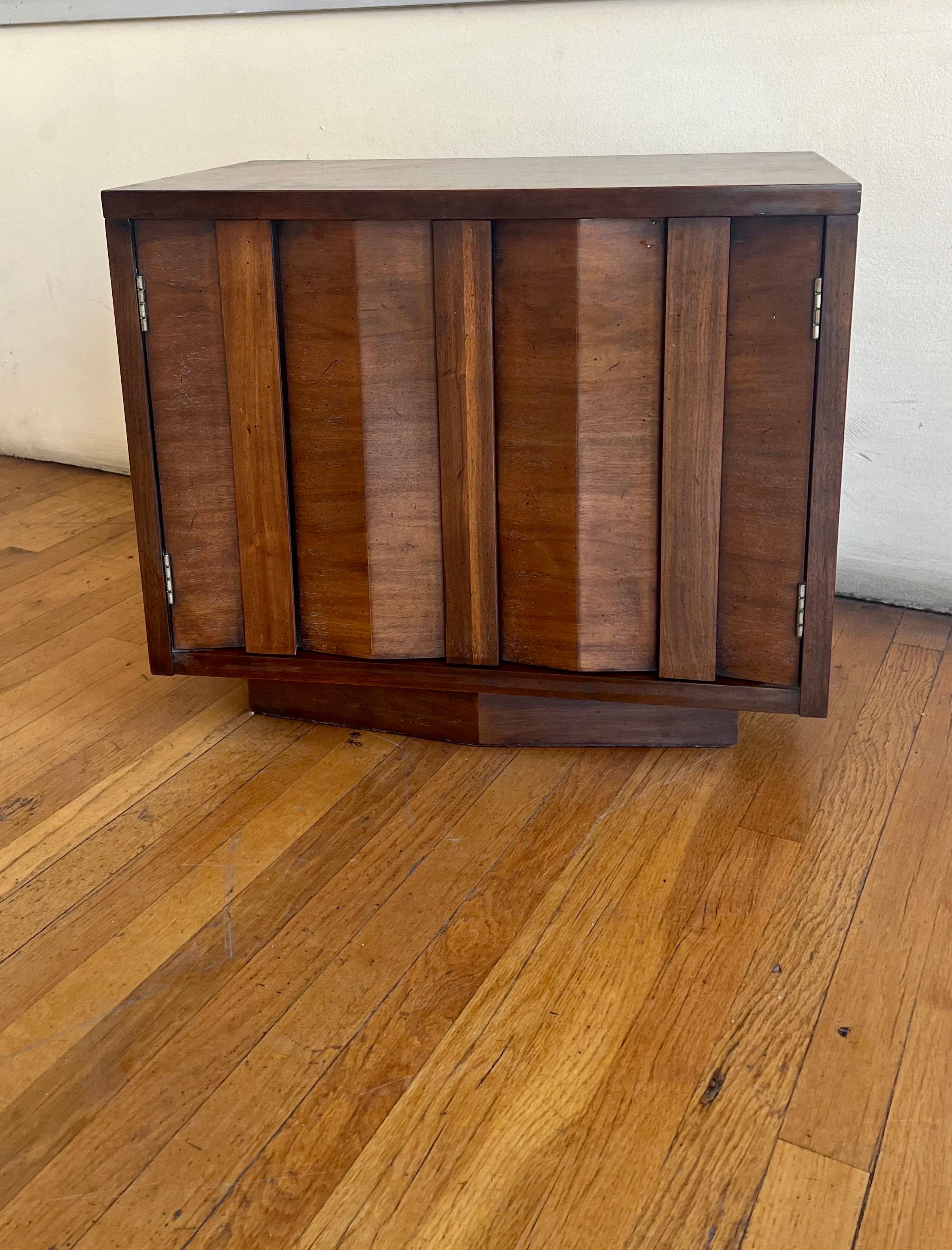 American Mid-Century Modern Geometric Pair of Walnut Nightstands / End Tables In Good Condition In San Diego, CA