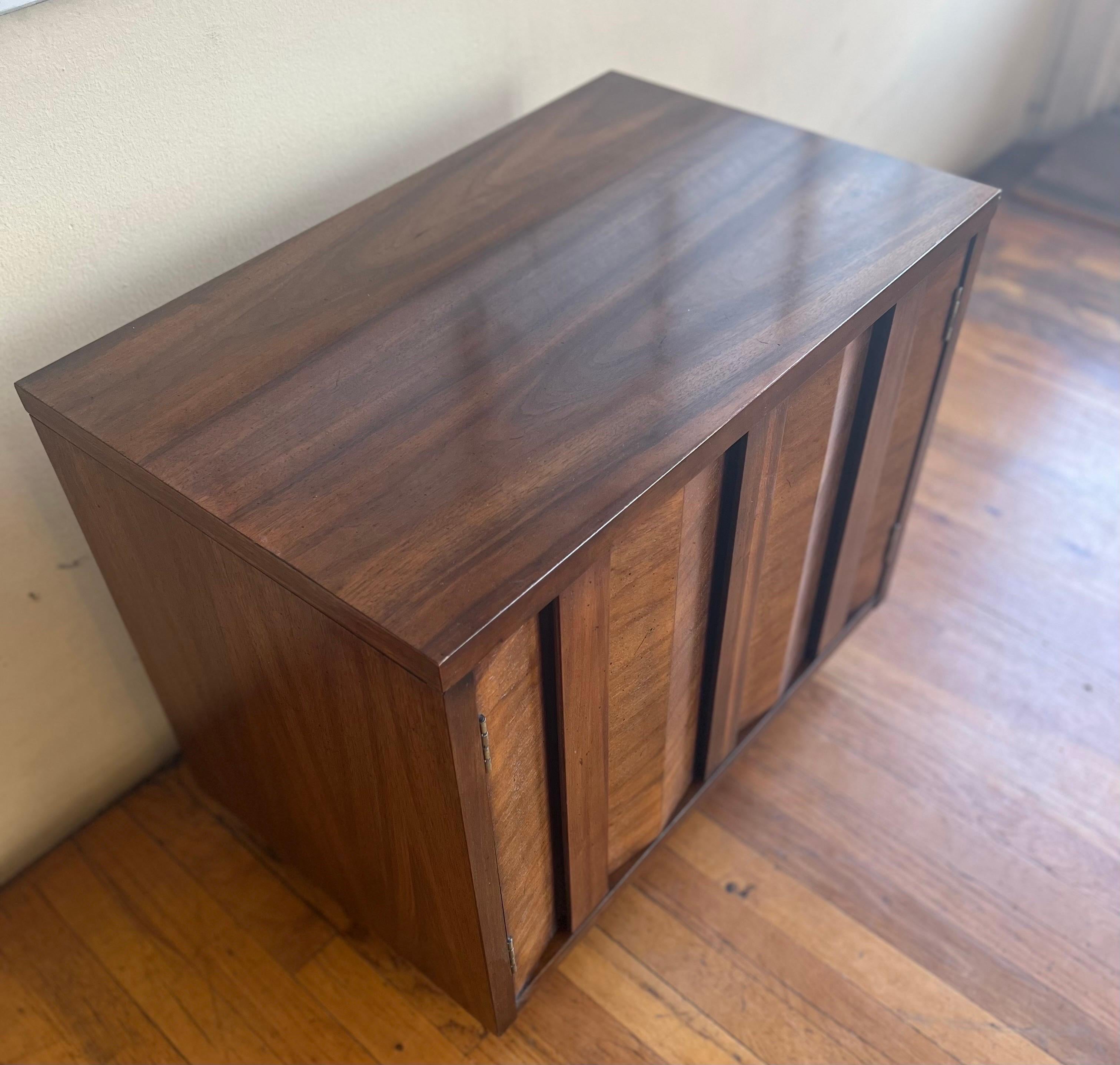 American Mid-Century Modern Geometric Pair of Walnut Nightstands / End Tables 3