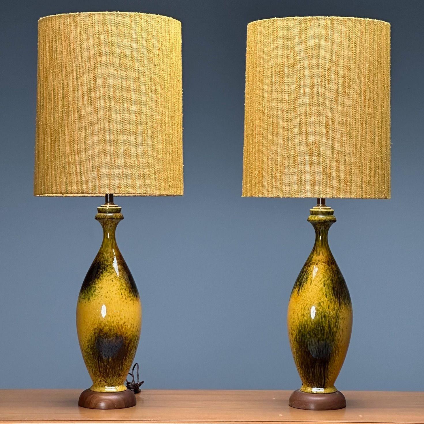 Modernité américaine du milieu du siècle, lampes de table ou de bureau, céramique émaillée, jaune, tissu

Paire de grandes lampes de table en céramique du milieu du siècle dernier, conçues et produites par un designer américain inconnu vers la