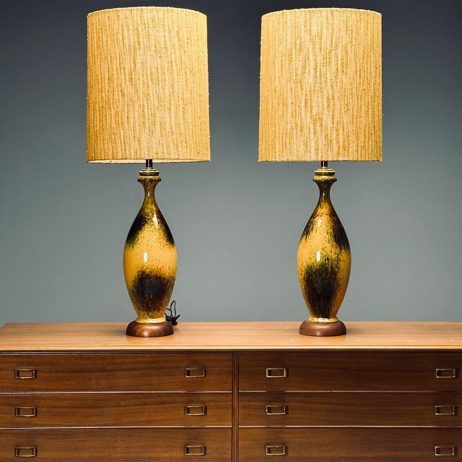 Mid-Century Modern Grandes lampes de bureau américaines modernes du milieu du siècle dernier, céramique émaillée, jaune, tissu en vente