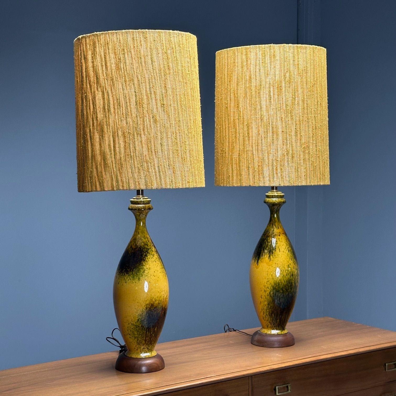 Américain Grandes lampes de bureau américaines modernes du milieu du siècle dernier, céramique émaillée, jaune, tissu en vente