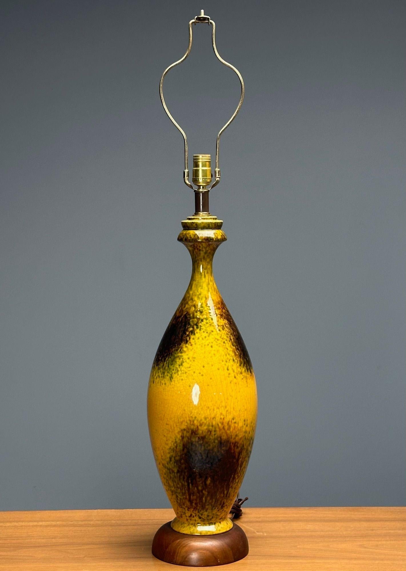 Grandes lampes de bureau américaines modernes du milieu du siècle dernier, céramique émaillée, jaune, tissu Bon état - En vente à Manhasset, NY