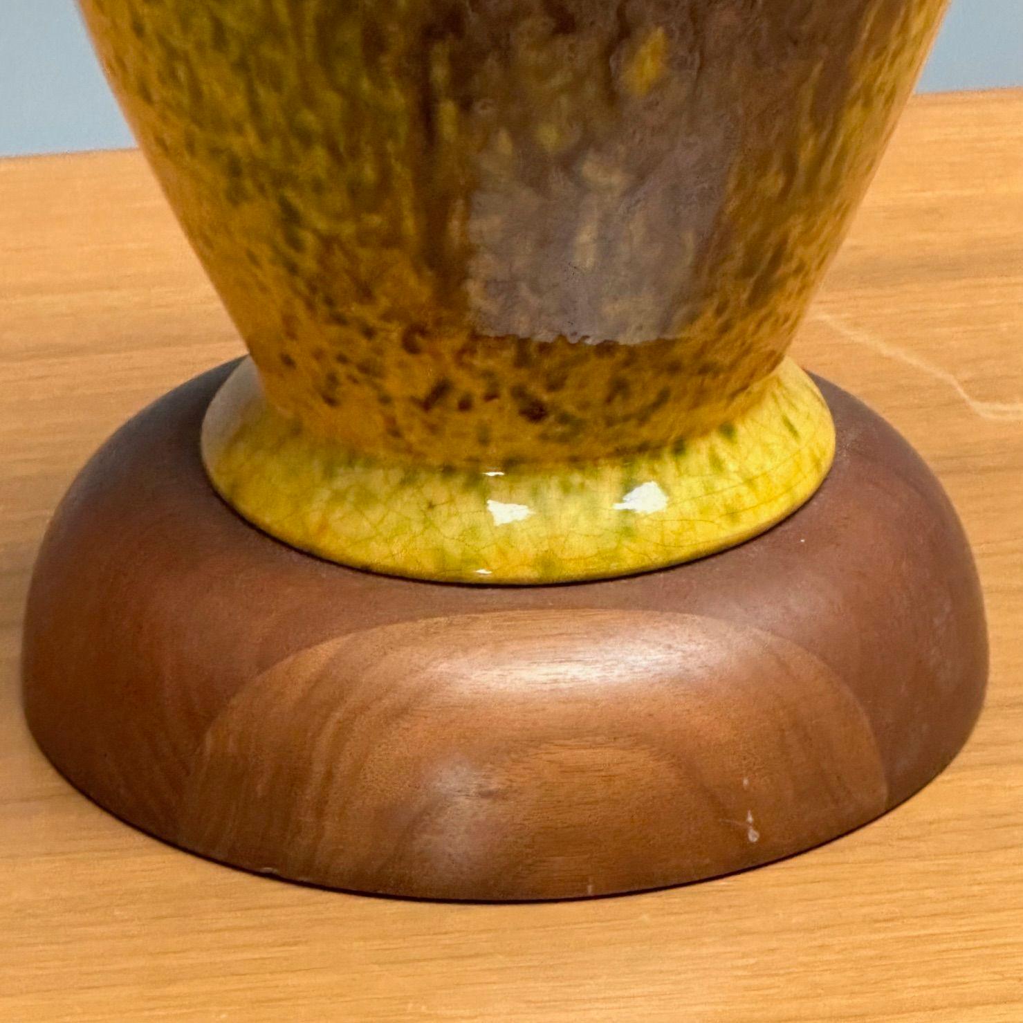 Céramique Grandes lampes de bureau américaines modernes du milieu du siècle dernier, céramique émaillée, jaune, tissu en vente