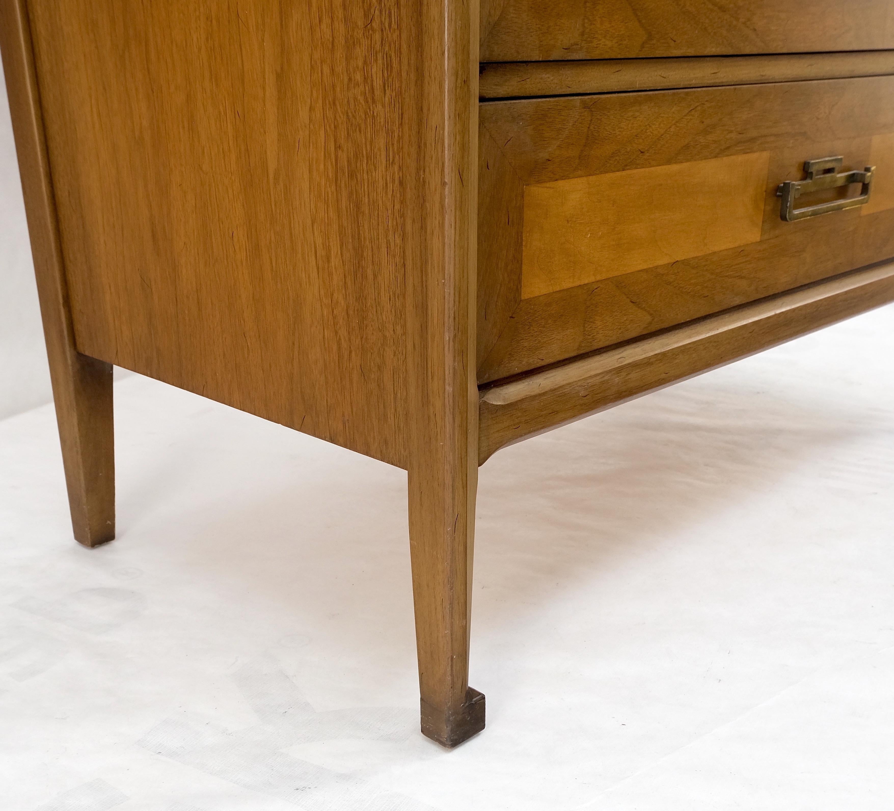 American Mid-Century Modern Light Walnut Heavy Brass Drop Pulls 5 Drawer Chest im Angebot 3