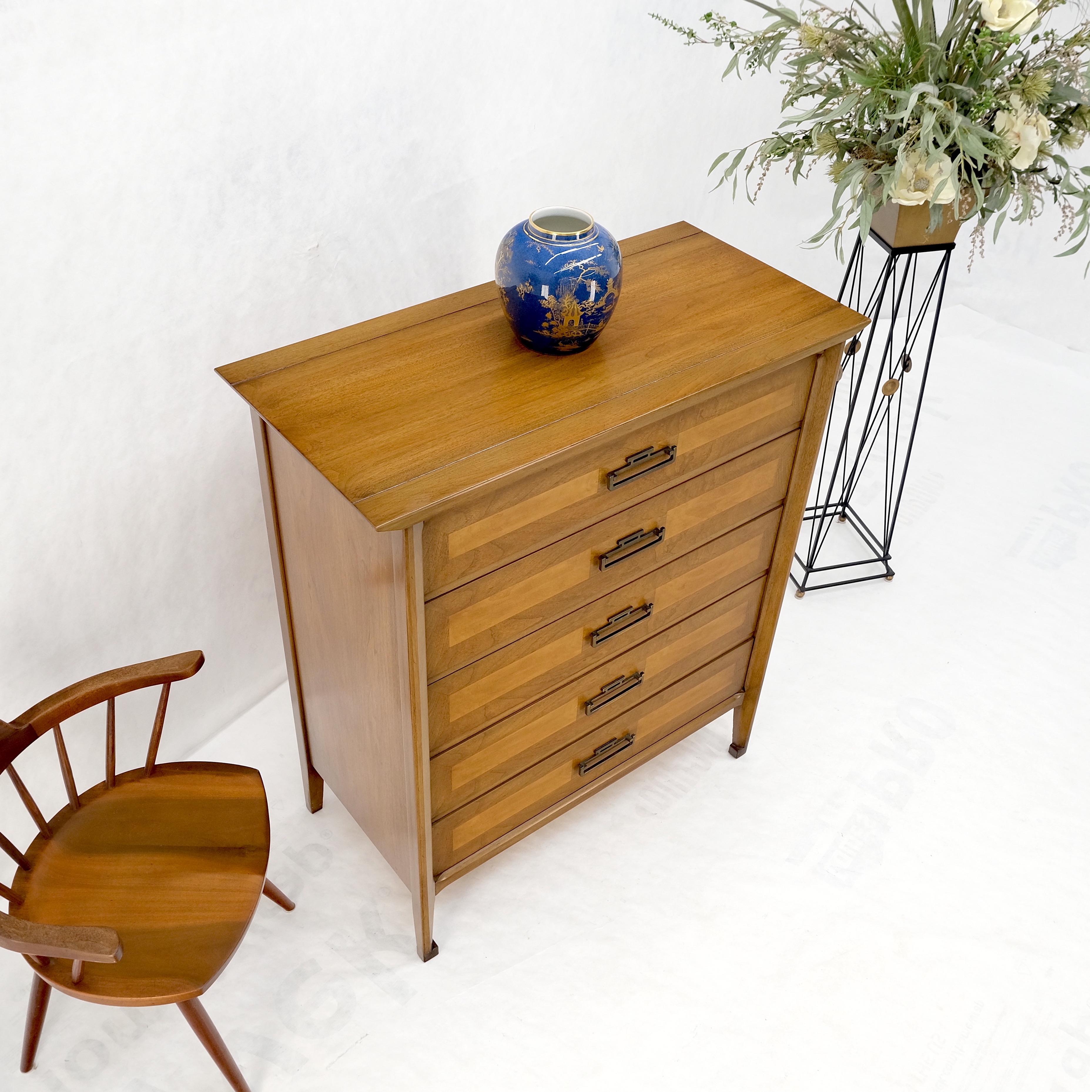 American Mid-Century Modern Light Walnut Heavy Brass Drop Pulls 5 Drawer Chest im Zustand „Gut“ im Angebot in Rockaway, NJ