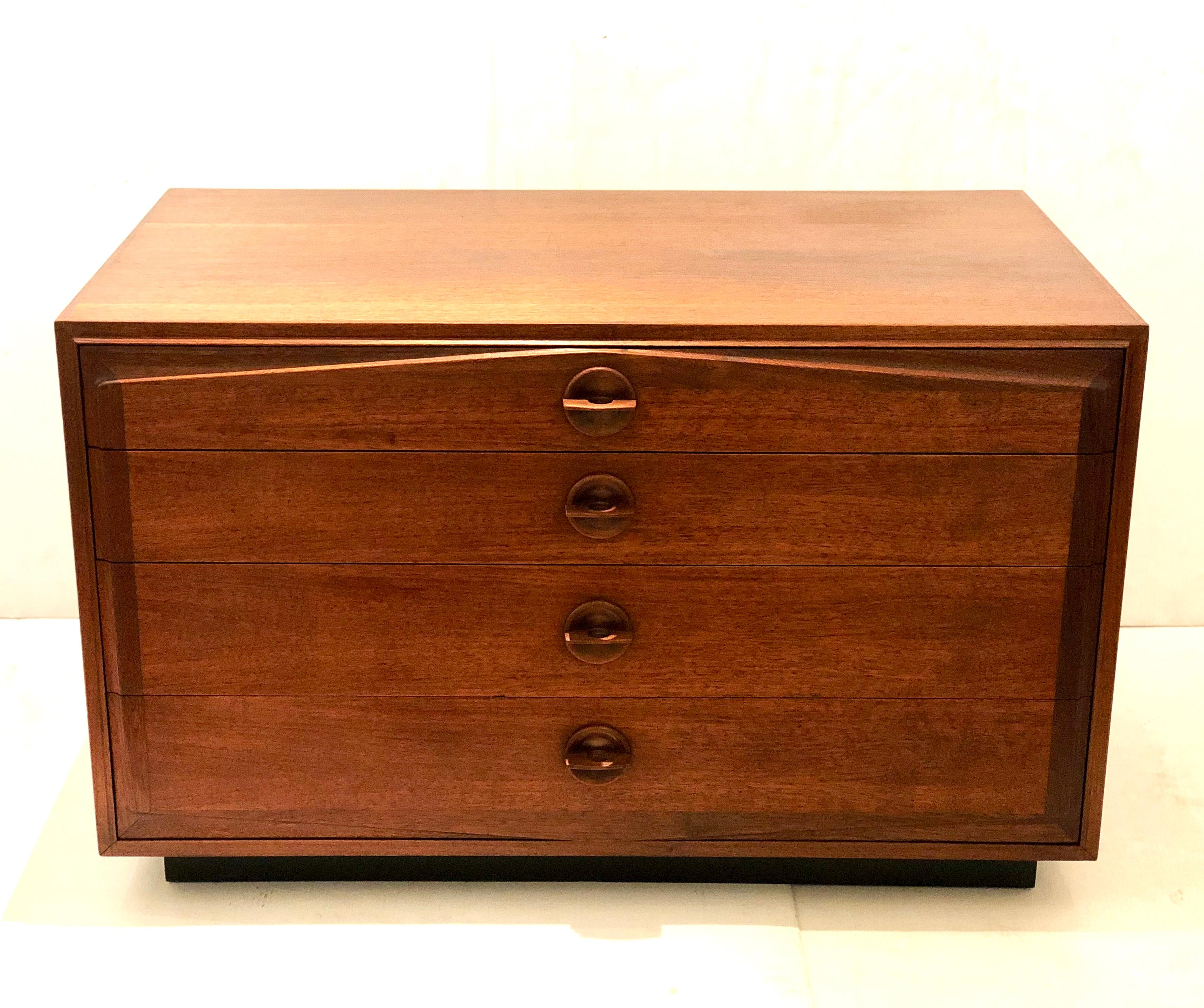 A very rare low dresser, 4 drawers freshly refinished and in very nice condition, great design sitting in a low black lacquer base, finished in the 4 sides, beautiful handles and nice front design.