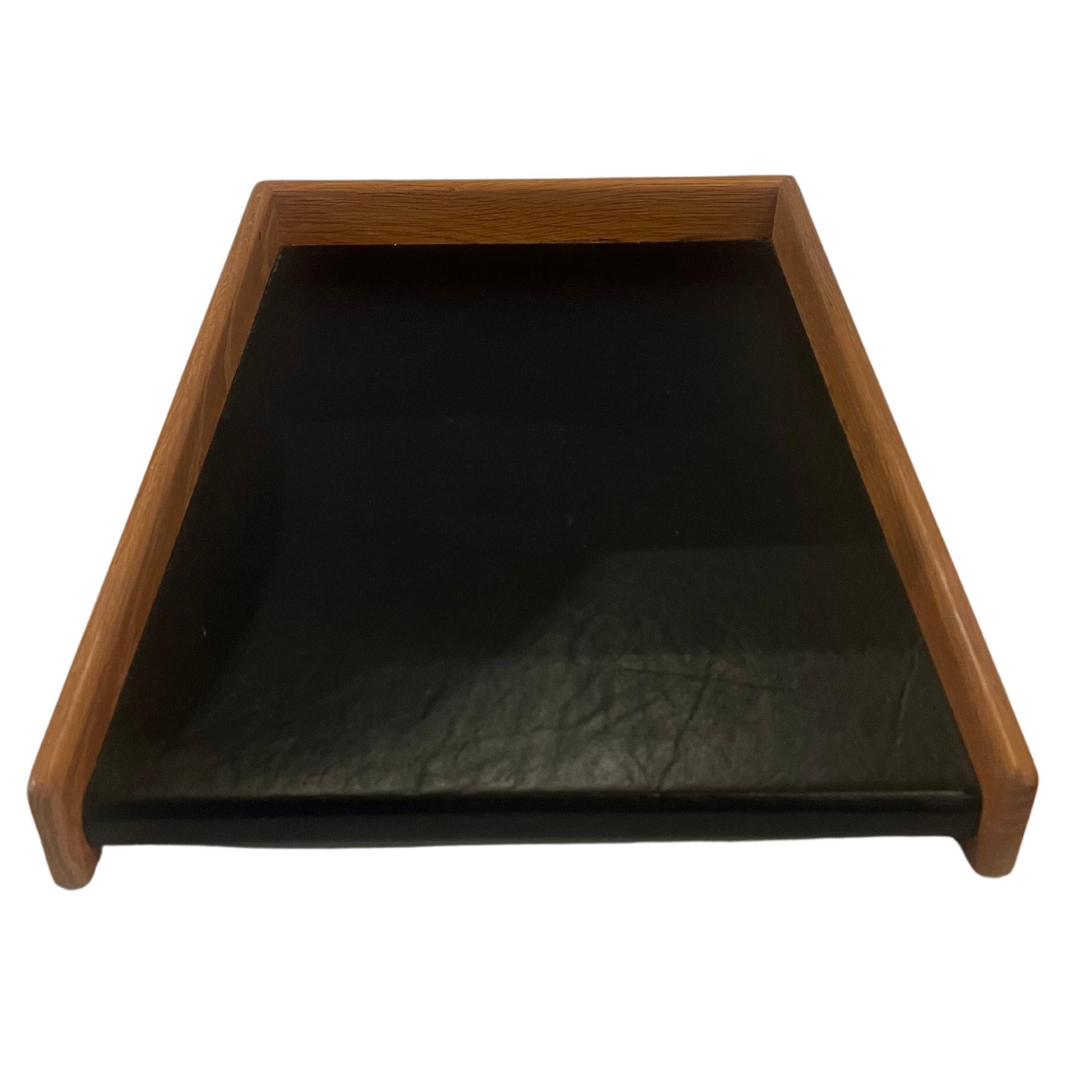 Mid-Century moderno Vassoio per scrivania modernista di metà secolo in Oak e Naugahyde 2 disponibili. in vendita