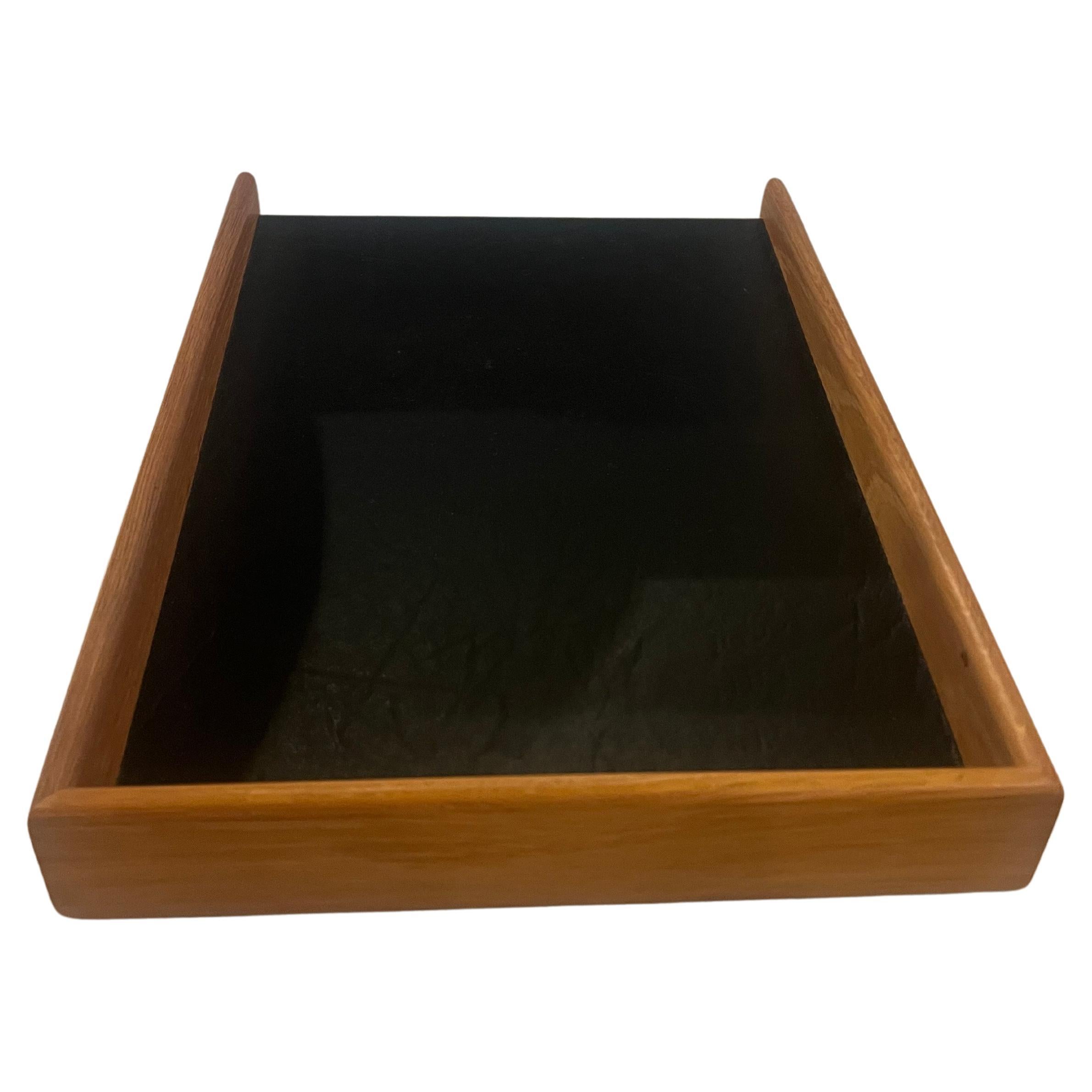 Americano Vassoio per scrivania modernista di metà secolo in Oak e Naugahyde 2 disponibili. in vendita