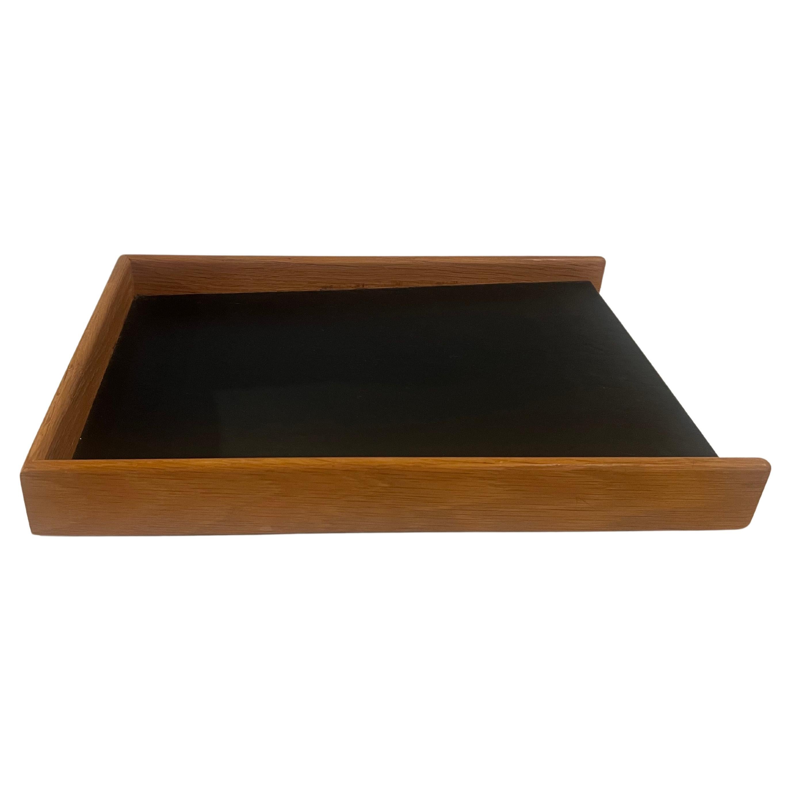 Vassoio per scrivania modernista di metà secolo in Oak e Naugahyde 2 disponibili.