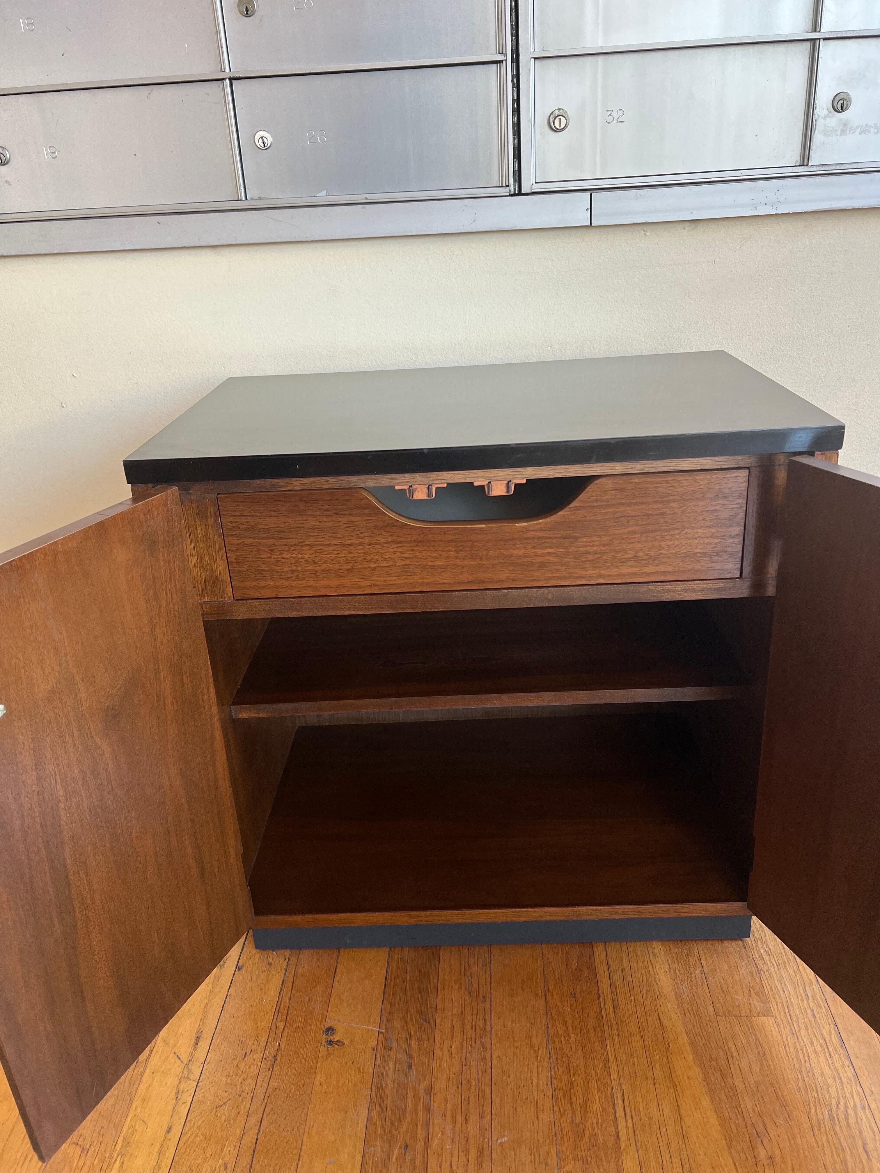 20th Century American Mid-Century Modern Pair of Walnut/Laminate Night Stands by Thomasville