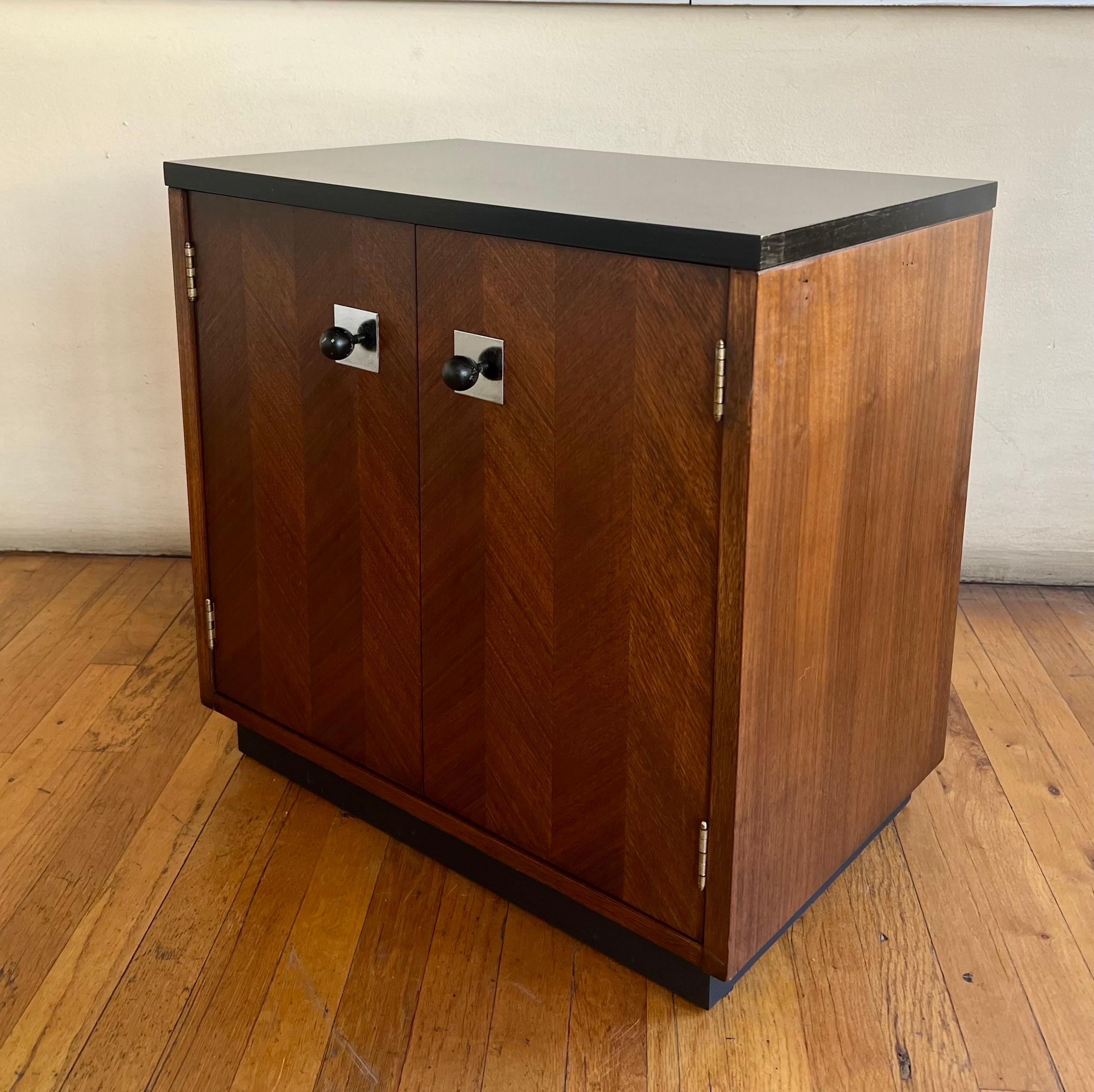 American Mid-Century Modern Pair of Walnut/Laminate Night Stands by Thomasville 1