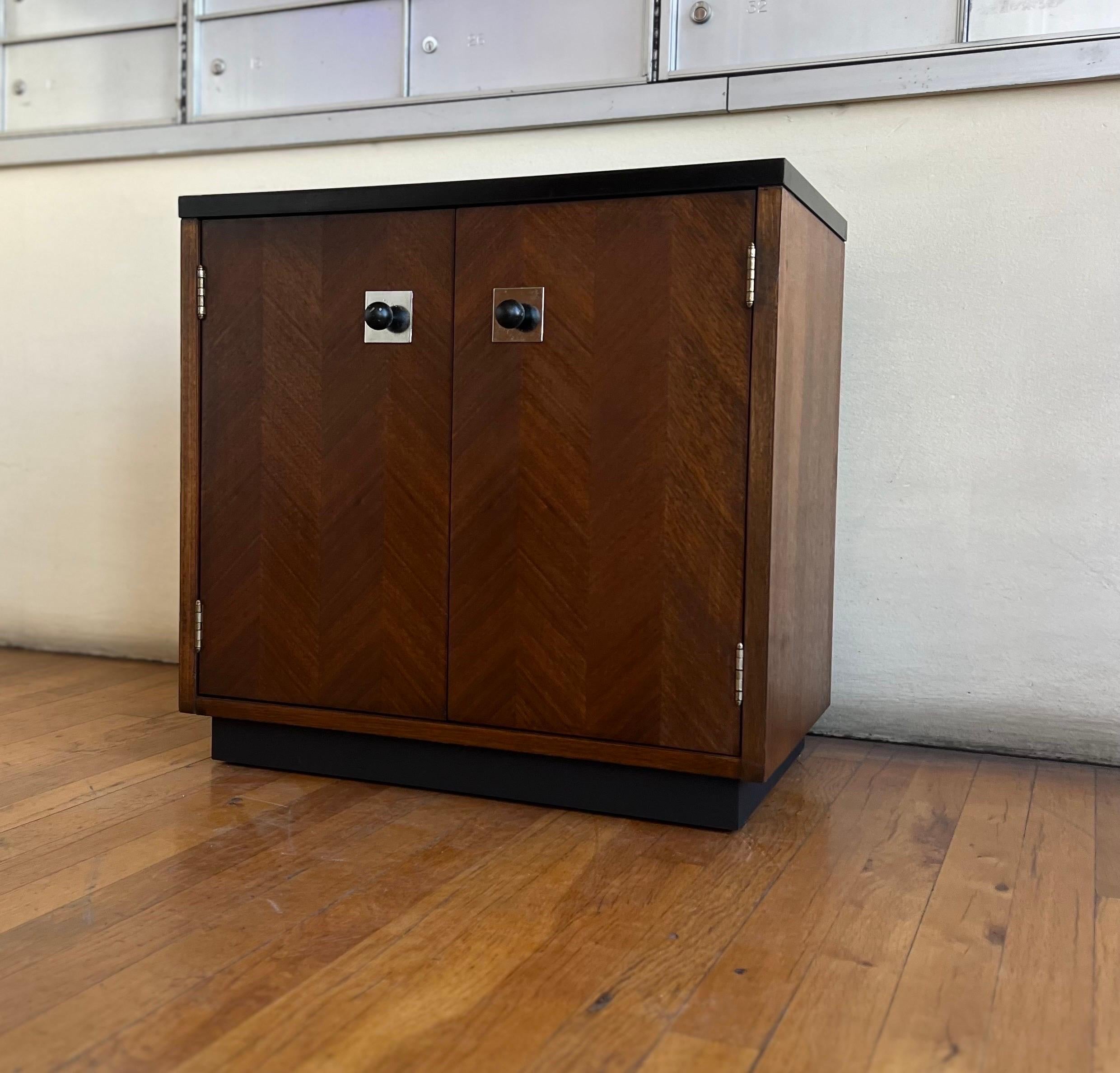 American Mid-Century Modern Pair of Walnut/Laminate Night Stands by Thomasville 4