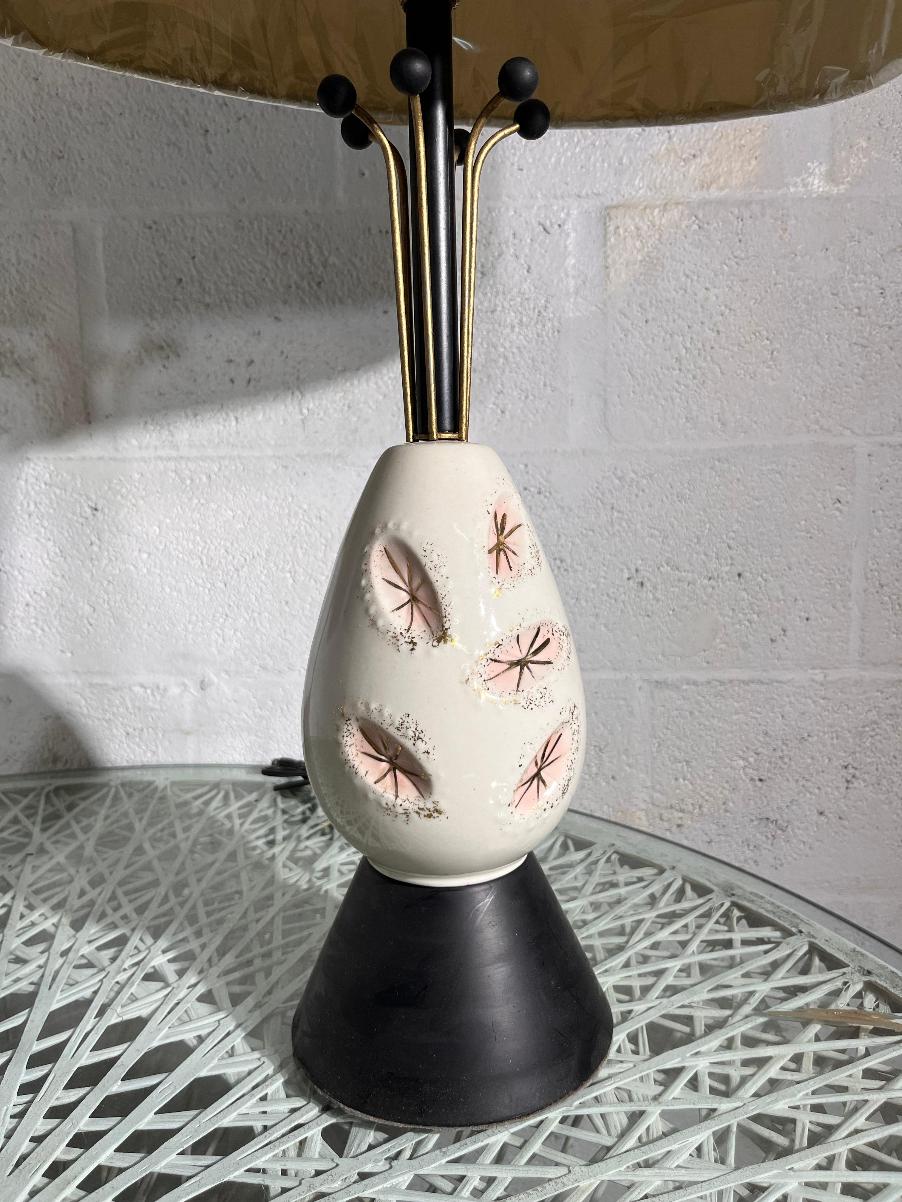 American Mid-Century Modern Pair of White and Pink Ceramic Table Lamps In Good Condition For Sale In Miami, FL