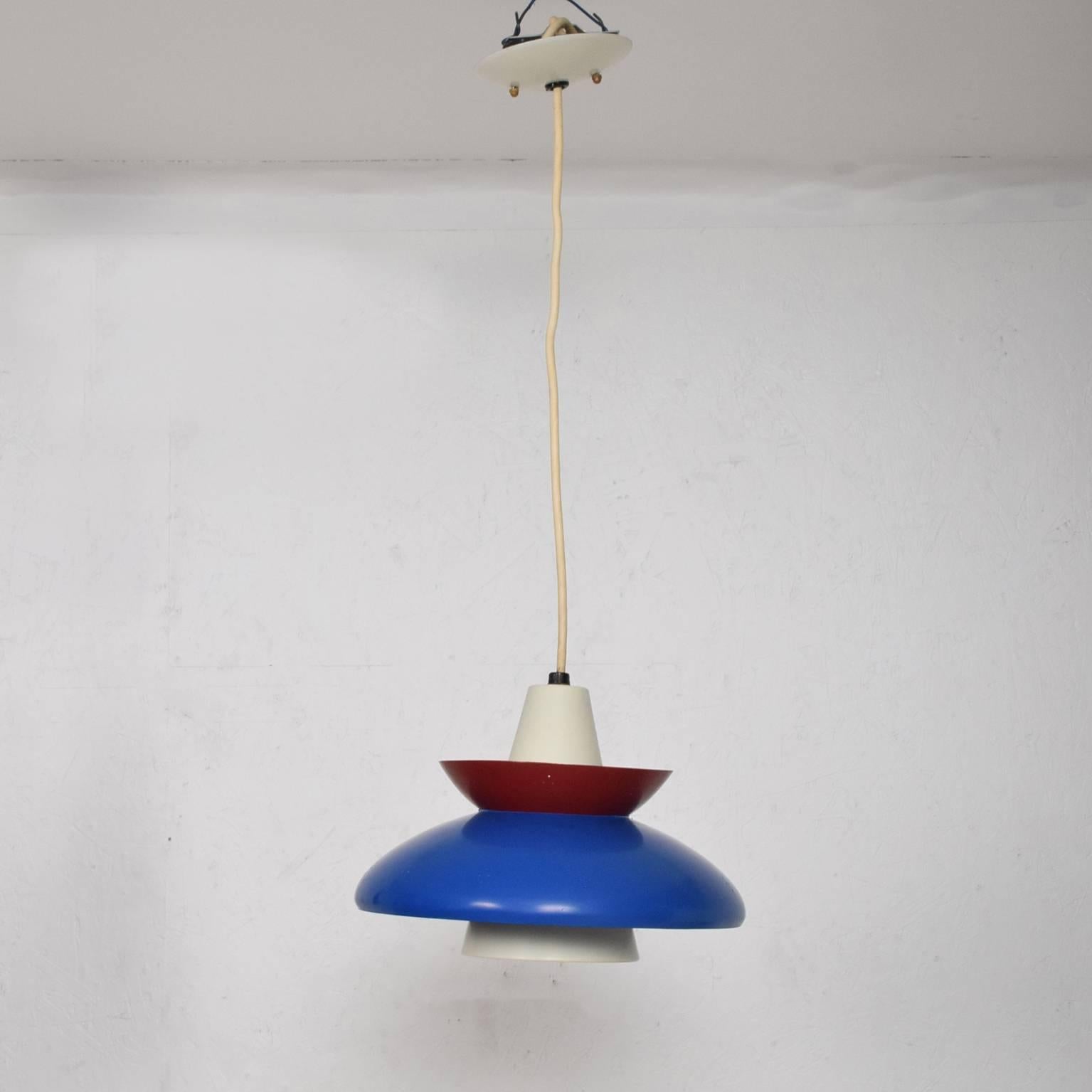 For your consideration, an American Mid-Century Modern pendant light sculptural shape.
Aluminum spoon shades painted in blue, red and off white color.
Made in the The USA circa the late 1950s.
Dimensions: 9