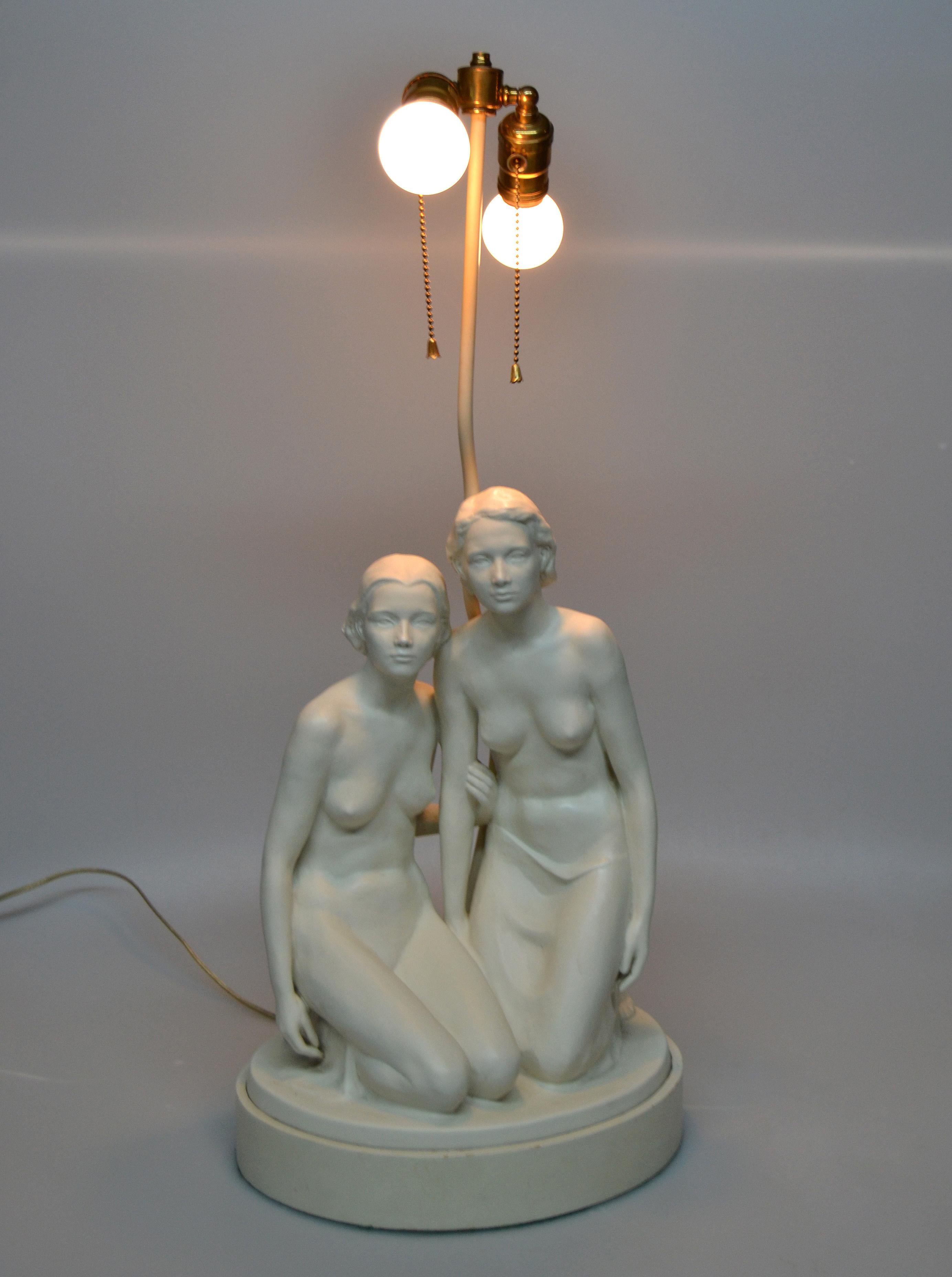 Lampada da tavolo in gesso americana della metà del secolo scorso con scultura di due nudi femminili, marcata in vendita 3
