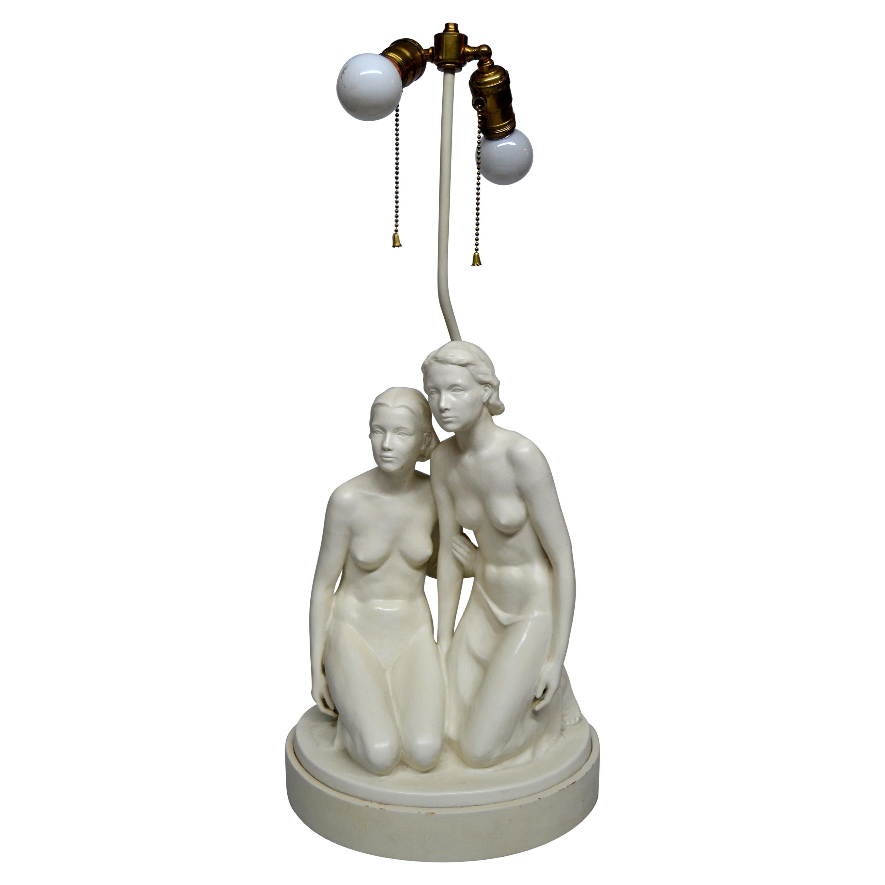 Amerikanische Mid-Century Modern Gips-Tischlampe mit zwei nackten, weiblichen Markierungen
