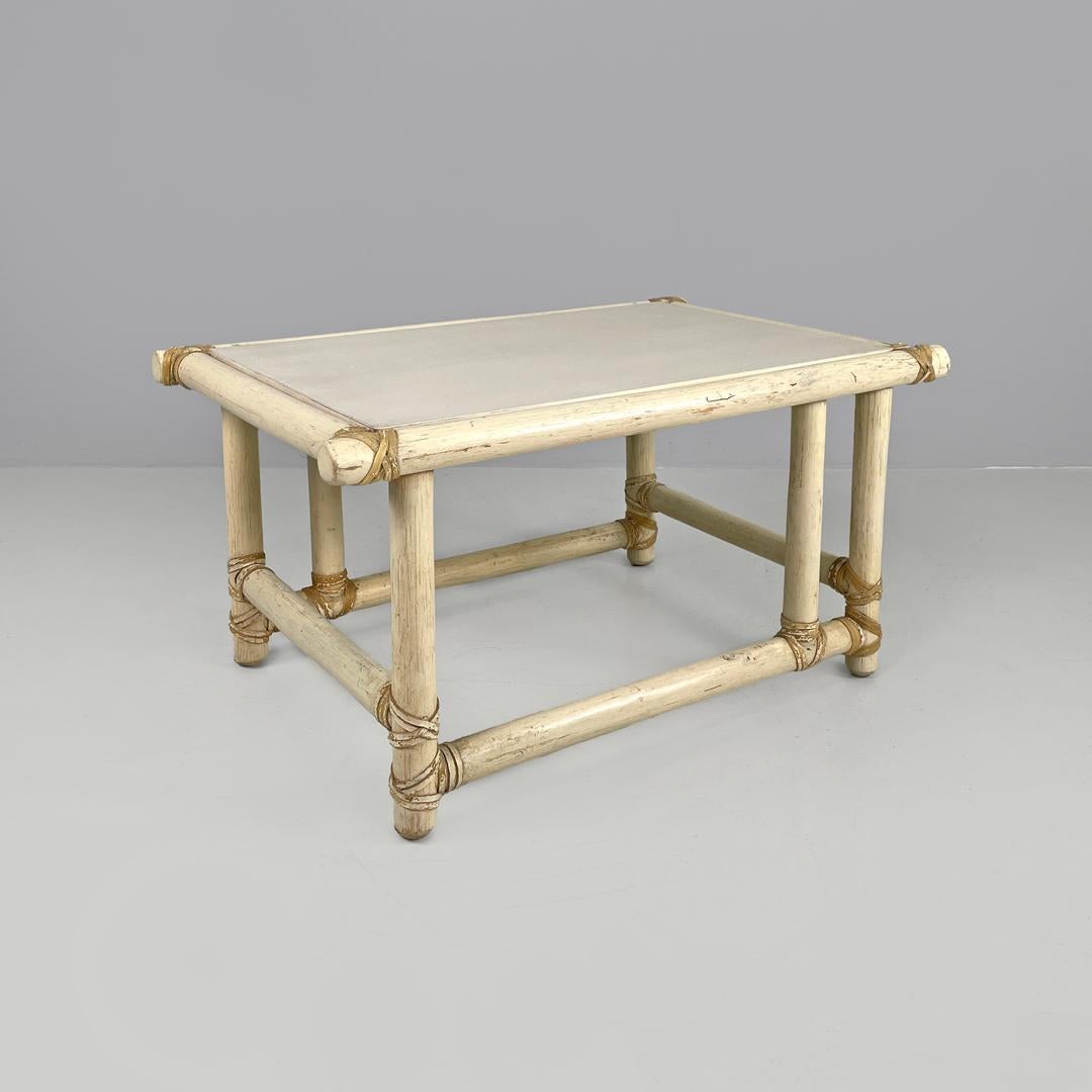 Mesa de centro americana moderna de mediados de siglo de ratán y madera blanca de Mcguire, años 60
Mesa de centro rectangular de ratán. La parte superior es de madera pintada de blanco, la estructura está formada por tiras de bambú cruzadas atadas