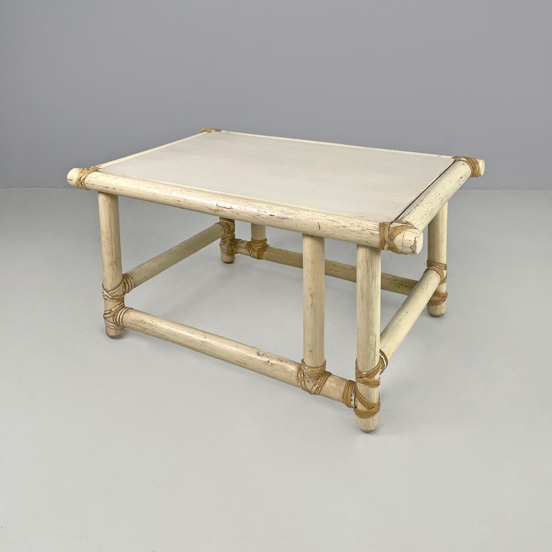Mesa de centro americana moderna de mediados de siglo de ratán y madera blanca de Mcguire, años 60 en Bastante bueno estado para la venta en MIlano, IT