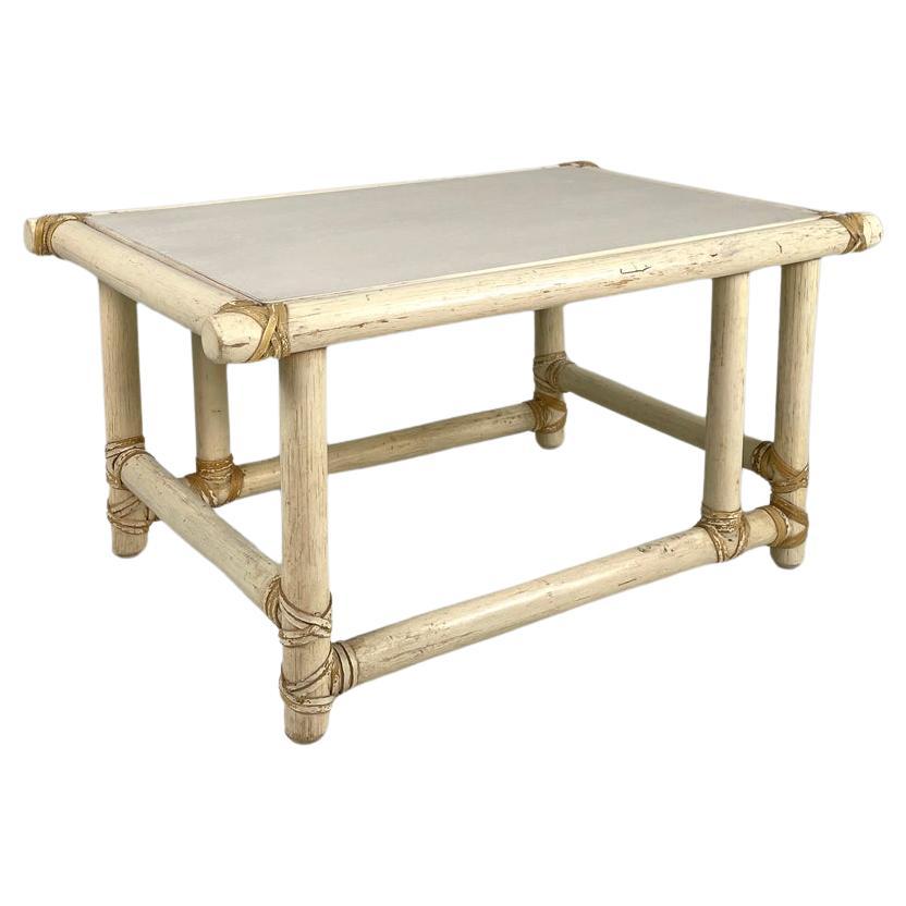 Mesa de centro americana moderna de mediados de siglo de ratán y madera blanca de Mcguire, años 60 en venta